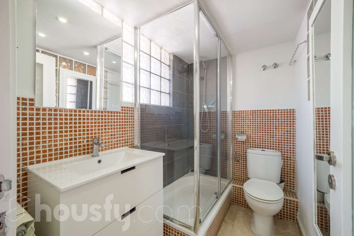 Housfy vende 🏡 amplio tríplex ubicado en Badalona, el cuál consta de 146m2 construidos (verificados con la Dirección General de Catastro). Construido en el año 2003. Distribución de estancias Acceso a vivienda por planta intermedia (4ª Planta) con salón comedor, recibidor, cocina, aseo y salida a balcón exterior con vistas al carrer Francensc Layret. Planta inferior (3ª Planta) consta de 3 dormitorios, un cuarto de baño y salida a balcón. Planta Superior (5ª Planta) con espacio polivalente actualmente destinado a dormitorio, con baño completo y salida a terraza. La vivienda dispone de 146m2 construidos, de los cuales son 114 útiles, terraza de 24m2 y dos balcones de aproximadamente 4m2. Plaza de aparcamiento opcional (NO INCLUIDO EN EL PRECIO) Características específicas : -Cédula de habitabilidad -Ascensor - Ubicación inmejorable. - Conectado con todos los servicios y transporte público. Zona y entorno Respecto a la ubicación, se sitúa en Badalona, municipio de Barcelona. Esta propiedad se encuentra cerca de transporte público, colegios, supermercados y farmacias. Aviso legal El precio de venta no incluye gastos de la compraventa como notaría, registro, impuestos, ni tampoco honorarios agencia. Esta publicación no es vinculante. Consulta siempre la nota simple con Housfy antes de formalizar la compraventa. Sobre nosotros Housfy es la plataforma integral de servicios inmobiliarios. Nuestra combinación de expertos y tecnología pone al alcance de todo el mundo servicios cómodos, claros y seguros. AICAT número: 7922. Nos encargamos de la gestión y asesoramiento de la compra. ¡Olvídate de todo! Hacemos los trámites por ti. Y, si además necesitas financiación, ponemos a tu disposición un bróker hipotecario para ayudarte a conseguir las mejores condiciones para tu perfil económico. ¿Quieres visitarla? Contacta con Housfy y agenda tu visita sin compromiso. Más información en: housfy.com En cumplimiento de la Ley 8/2026 en Cataluña, el certificado de presencia o ausencia de amianto se encuentra en proceso de tramitación.-9