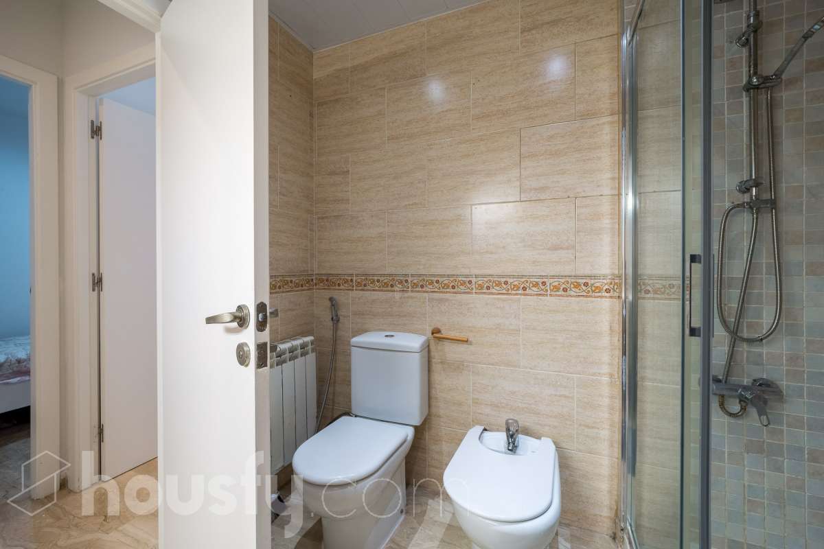 Housfy vende 🏡 amplio tríplex ubicado en Badalona, el cuál consta de 146m2 construidos (verificados con la Dirección General de Catastro). Construido en el año 2003. Distribución de estancias Acceso a vivienda por planta intermedia (4ª Planta) con salón comedor, recibidor, cocina, aseo y salida a balcón exterior con vistas al carrer Francensc Layret. Planta inferior (3ª Planta) consta de 3 dormitorios, un cuarto de baño y salida a balcón. Planta Superior (5ª Planta) con espacio polivalente actualmente destinado a dormitorio, con baño completo y salida a terraza. La vivienda dispone de 146m2 construidos, de los cuales son 114 útiles, terraza de 24m2 y dos balcones de aproximadamente 4m2. Plaza de aparcamiento opcional (NO INCLUIDO EN EL PRECIO) Características específicas : -Cédula de habitabilidad -Ascensor - Ubicación inmejorable. - Conectado con todos los servicios y transporte público. Zona y entorno Respecto a la ubicación, se sitúa en Badalona, municipio de Barcelona. Esta propiedad se encuentra cerca de transporte público, colegios, supermercados y farmacias. Aviso legal El precio de venta no incluye gastos de la compraventa como notaría, registro, impuestos, ni tampoco honorarios agencia. Esta publicación no es vinculante. Consulta siempre la nota simple con Housfy antes de formalizar la compraventa. Sobre nosotros Housfy es la plataforma integral de servicios inmobiliarios. Nuestra combinación de expertos y tecnología pone al alcance de todo el mundo servicios cómodos, claros y seguros. AICAT número: 7922. Nos encargamos de la gestión y asesoramiento de la compra. ¡Olvídate de todo! Hacemos los trámites por ti. Y, si además necesitas financiación, ponemos a tu disposición un bróker hipotecario para ayudarte a conseguir las mejores condiciones para tu perfil económico. ¿Quieres visitarla? Contacta con Housfy y agenda tu visita sin compromiso. Más información en: housfy.com En cumplimiento de la Ley 8/2026 en Cataluña, el certificado de presencia o ausencia de amianto se encuentra en proceso de tramitación.-33