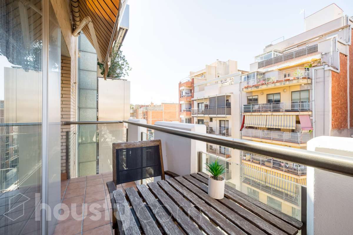 Housfy vende 🏡 amplio tríplex ubicado en Badalona, el cuál consta de 146m2 construidos (verificados con la Dirección General de Catastro). Construido en el año 2003. Distribución de estancias Acceso a vivienda por planta intermedia (4ª Planta) con salón comedor, recibidor, cocina, aseo y salida a balcón exterior con vistas al carrer Francensc Layret. Planta inferior (3ª Planta) consta de 3 dormitorios, un cuarto de baño y salida a balcón. Planta Superior (5ª Planta) con espacio polivalente actualmente destinado a dormitorio, con baño completo y salida a terraza. La vivienda dispone de 146m2 construidos, de los cuales son 114 útiles, terraza de 24m2 y dos balcones de aproximadamente 4m2. Plaza de aparcamiento opcional (NO INCLUIDO EN EL PRECIO) Características específicas : -Cédula de habitabilidad -Ascensor - Ubicación inmejorable. - Conectado con todos los servicios y transporte público. Zona y entorno Respecto a la ubicación, se sitúa en Badalona, municipio de Barcelona. Esta propiedad se encuentra cerca de transporte público, colegios, supermercados y farmacias. Aviso legal El precio de venta no incluye gastos de la compraventa como notaría, registro, impuestos, ni tampoco honorarios agencia. Esta publicación no es vinculante. Consulta siempre la nota simple con Housfy antes de formalizar la compraventa. Sobre nosotros Housfy es la plataforma integral de servicios inmobiliarios. Nuestra combinación de expertos y tecnología pone al alcance de todo el mundo servicios cómodos, claros y seguros. AICAT número: 7922. Nos encargamos de la gestión y asesoramiento de la compra. ¡Olvídate de todo! Hacemos los trámites por ti. Y, si además necesitas financiación, ponemos a tu disposición un bróker hipotecario para ayudarte a conseguir las mejores condiciones para tu perfil económico. ¿Quieres visitarla? Contacta con Housfy y agenda tu visita sin compromiso. Más información en: housfy.com En cumplimiento de la Ley 8/2026 en Cataluña, el certificado de presencia o ausencia de amianto se encuentra en proceso de tramitación.-14