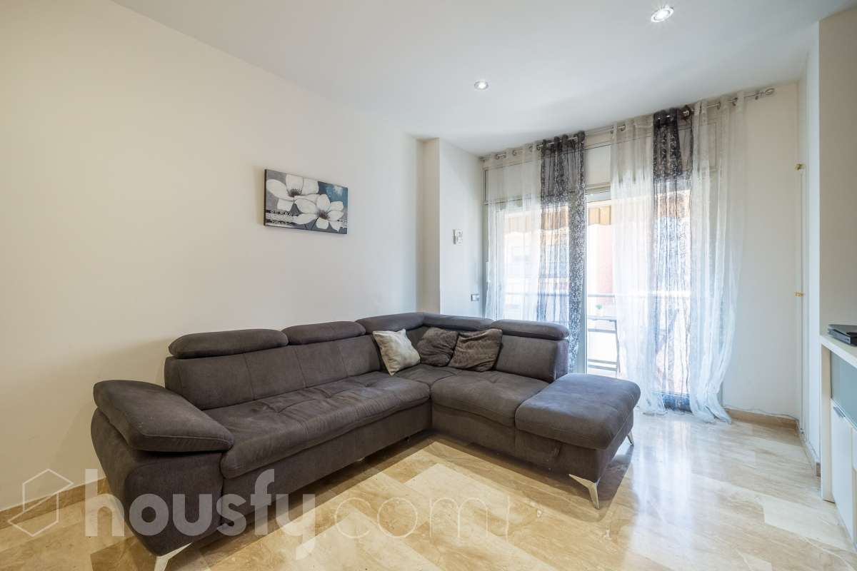 Housfy vende 🏡 amplio tríplex ubicado en Badalona, el cuál consta de 146m2 construidos (verificados con la Dirección General de Catastro). Construido en el año 2003. Distribución de estancias Acceso a vivienda por planta intermedia (4ª Planta) con salón comedor, recibidor, cocina, aseo y salida a balcón exterior con vistas al carrer Francensc Layret. Planta inferior (3ª Planta) consta de 3 dormitorios, un cuarto de baño y salida a balcón. Planta Superior (5ª Planta) con espacio polivalente actualmente destinado a dormitorio, con baño completo y salida a terraza. La vivienda dispone de 146m2 construidos, de los cuales son 114 útiles, terraza de 24m2 y dos balcones de aproximadamente 4m2. Plaza de aparcamiento opcional (NO INCLUIDO EN EL PRECIO) Características específicas : -Cédula de habitabilidad -Ascensor - Ubicación inmejorable. - Conectado con todos los servicios y transporte público. Zona y entorno Respecto a la ubicación, se sitúa en Badalona, municipio de Barcelona. Esta propiedad se encuentra cerca de transporte público, colegios, supermercados y farmacias. Aviso legal El precio de venta no incluye gastos de la compraventa como notaría, registro, impuestos, ni tampoco honorarios agencia. Esta publicación no es vinculante. Consulta siempre la nota simple con Housfy antes de formalizar la compraventa. Sobre nosotros Housfy es la plataforma integral de servicios inmobiliarios. Nuestra combinación de expertos y tecnología pone al alcance de todo el mundo servicios cómodos, claros y seguros. AICAT número: 7922. Nos encargamos de la gestión y asesoramiento de la compra. ¡Olvídate de todo! Hacemos los trámites por ti. Y, si además necesitas financiación, ponemos a tu disposición un bróker hipotecario para ayudarte a conseguir las mejores condiciones para tu perfil económico. ¿Quieres visitarla? Contacta con Housfy y agenda tu visita sin compromiso. Más información en: housfy.com En cumplimiento de la Ley 8/2026 en Cataluña, el certificado de presencia o ausencia de amianto se encuentra en proceso de tramitación.-20