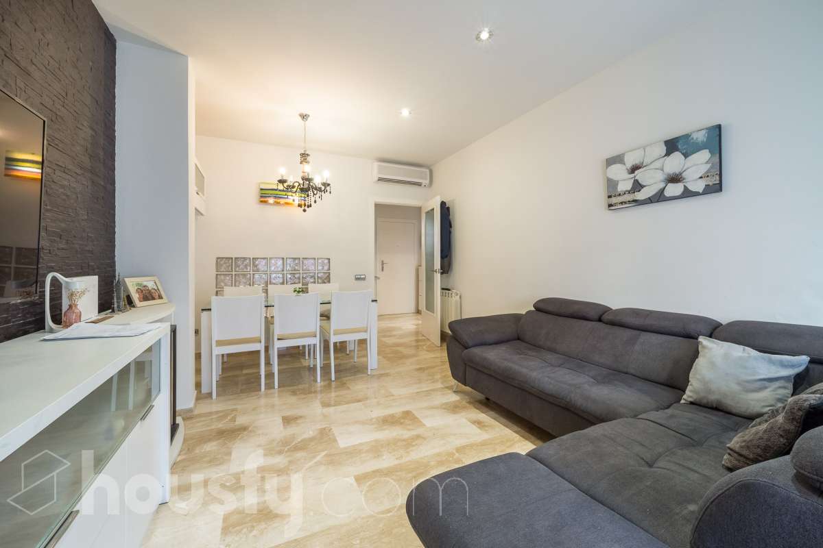 Housfy vende 🏡 amplio tríplex ubicado en Badalona, el cuál consta de 146m2 construidos (verificados con la Dirección General de Catastro). Construido en el año 2003. Distribución de estancias Acceso a vivienda por planta intermedia (4ª Planta) con salón comedor, recibidor, cocina, aseo y salida a balcón exterior con vistas al carrer Francensc Layret. Planta inferior (3ª Planta) consta de 3 dormitorios, un cuarto de baño y salida a balcón. Planta Superior (5ª Planta) con espacio polivalente actualmente destinado a dormitorio, con baño completo y salida a terraza. La vivienda dispone de 146m2 construidos, de los cuales son 114 útiles, terraza de 24m2 y dos balcones de aproximadamente 4m2. Plaza de aparcamiento opcional (NO INCLUIDO EN EL PRECIO) Características específicas : -Cédula de habitabilidad -Ascensor - Ubicación inmejorable. - Conectado con todos los servicios y transporte público. Zona y entorno Respecto a la ubicación, se sitúa en Badalona, municipio de Barcelona. Esta propiedad se encuentra cerca de transporte público, colegios, supermercados y farmacias. Aviso legal El precio de venta no incluye gastos de la compraventa como notaría, registro, impuestos, ni tampoco honorarios agencia. Esta publicación no es vinculante. Consulta siempre la nota simple con Housfy antes de formalizar la compraventa. Sobre nosotros Housfy es la plataforma integral de servicios inmobiliarios. Nuestra combinación de expertos y tecnología pone al alcance de todo el mundo servicios cómodos, claros y seguros. AICAT número: 7922. Nos encargamos de la gestión y asesoramiento de la compra. ¡Olvídate de todo! Hacemos los trámites por ti. Y, si además necesitas financiación, ponemos a tu disposición un bróker hipotecario para ayudarte a conseguir las mejores condiciones para tu perfil económico. ¿Quieres visitarla? Contacta con Housfy y agenda tu visita sin compromiso. Más información en: housfy.com En cumplimiento de la Ley 8/2026 en Cataluña, el certificado de presencia o ausencia de amianto se encuentra en proceso de tramitación.-21