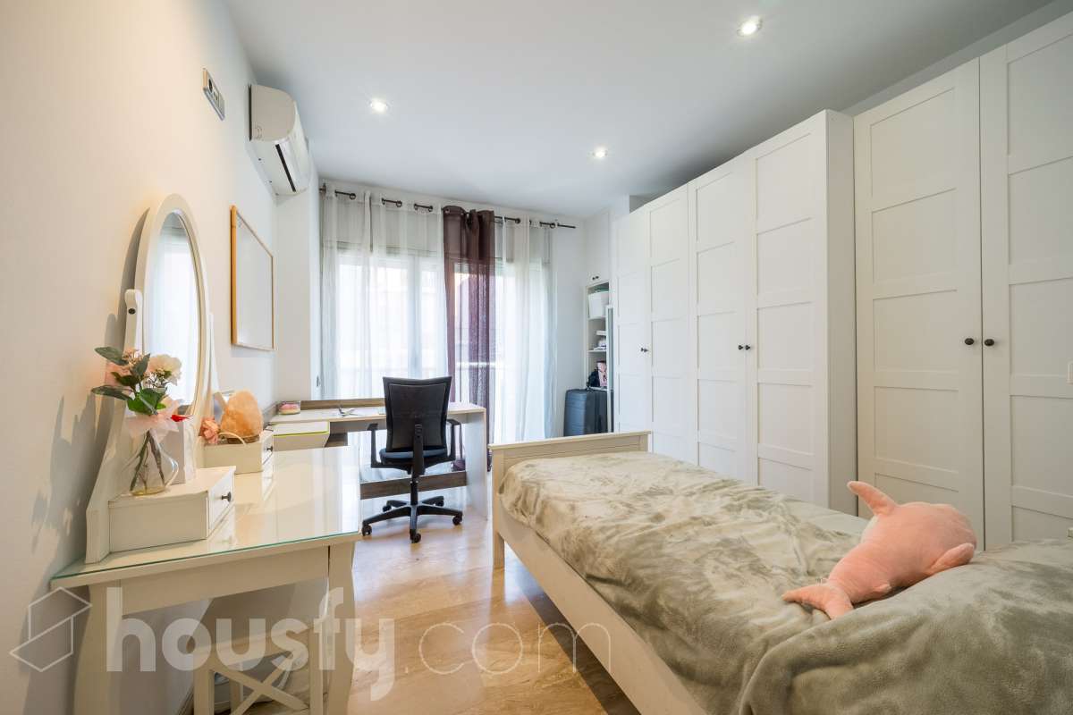 Housfy vende 🏡 amplio tríplex ubicado en Badalona, el cuál consta de 146m2 construidos (verificados con la Dirección General de Catastro). Construido en el año 2003. Distribución de estancias Acceso a vivienda por planta intermedia (4ª Planta) con salón comedor, recibidor, cocina, aseo y salida a balcón exterior con vistas al carrer Francensc Layret. Planta inferior (3ª Planta) consta de 3 dormitorios, un cuarto de baño y salida a balcón. Planta Superior (5ª Planta) con espacio polivalente actualmente destinado a dormitorio, con baño completo y salida a terraza. La vivienda dispone de 146m2 construidos, de los cuales son 114 útiles, terraza de 24m2 y dos balcones de aproximadamente 4m2. Plaza de aparcamiento opcional (NO INCLUIDO EN EL PRECIO) Características específicas : -Cédula de habitabilidad -Ascensor - Ubicación inmejorable. - Conectado con todos los servicios y transporte público. Zona y entorno Respecto a la ubicación, se sitúa en Badalona, municipio de Barcelona. Esta propiedad se encuentra cerca de transporte público, colegios, supermercados y farmacias. Aviso legal El precio de venta no incluye gastos de la compraventa como notaría, registro, impuestos, ni tampoco honorarios agencia. Esta publicación no es vinculante. Consulta siempre la nota simple con Housfy antes de formalizar la compraventa. Sobre nosotros Housfy es la plataforma integral de servicios inmobiliarios. Nuestra combinación de expertos y tecnología pone al alcance de todo el mundo servicios cómodos, claros y seguros. AICAT número: 7922. Nos encargamos de la gestión y asesoramiento de la compra. ¡Olvídate de todo! Hacemos los trámites por ti. Y, si además necesitas financiación, ponemos a tu disposición un bróker hipotecario para ayudarte a conseguir las mejores condiciones para tu perfil económico. ¿Quieres visitarla? Contacta con Housfy y agenda tu visita sin compromiso. Más información en: housfy.com En cumplimiento de la Ley 8/2026 en Cataluña, el certificado de presencia o ausencia de amianto se encuentra en proceso de tramitación.-28