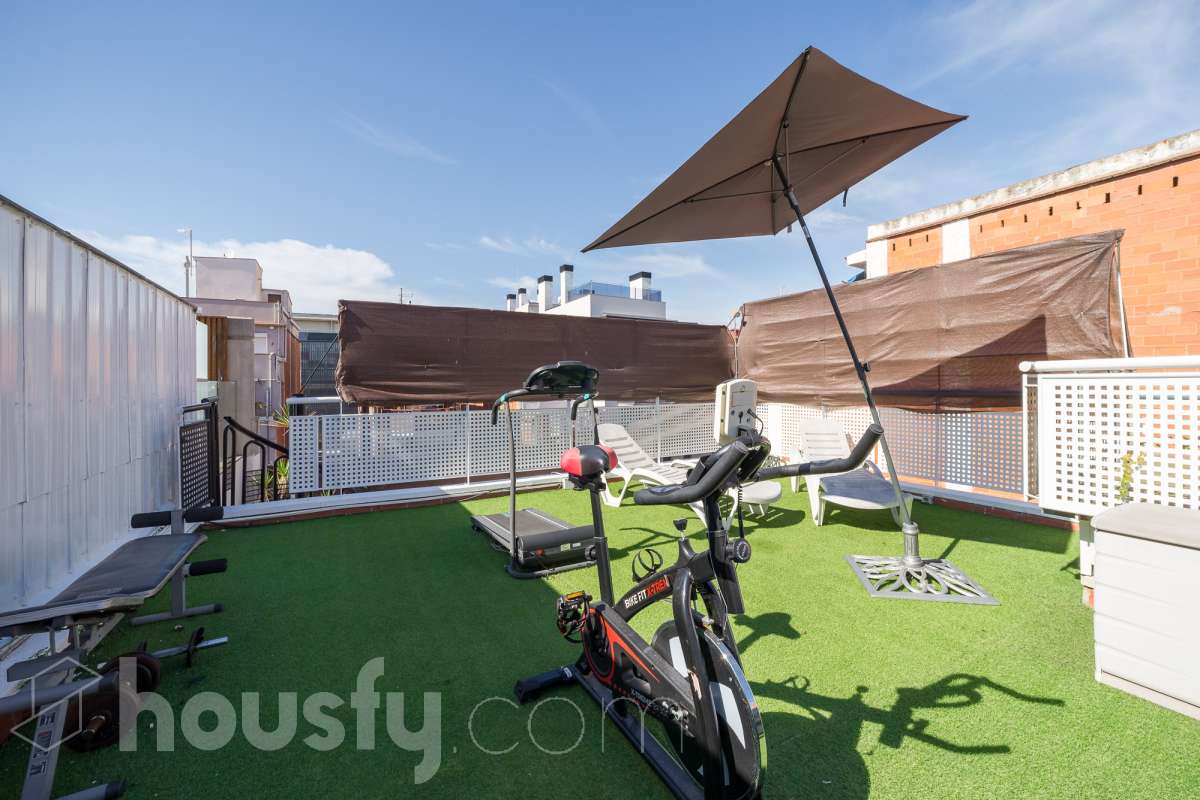 Housfy vende 🏡 amplio tríplex ubicado en Badalona, el cuál consta de 146m2 construidos (verificados con la Dirección General de Catastro). Construido en el año 2003. Distribución de estancias Acceso a vivienda por planta intermedia (4ª Planta) con salón comedor, recibidor, cocina, aseo y salida a balcón exterior con vistas al carrer Francensc Layret. Planta inferior (3ª Planta) consta de 3 dormitorios, un cuarto de baño y salida a balcón. Planta Superior (5ª Planta) con espacio polivalente actualmente destinado a dormitorio, con baño completo y salida a terraza. La vivienda dispone de 146m2 construidos, de los cuales son 114 útiles, terraza de 24m2 y dos balcones de aproximadamente 4m2. Plaza de aparcamiento opcional (NO INCLUIDO EN EL PRECIO) Características específicas : -Cédula de habitabilidad -Ascensor - Ubicación inmejorable. - Conectado con todos los servicios y transporte público. Zona y entorno Respecto a la ubicación, se sitúa en Badalona, municipio de Barcelona. Esta propiedad se encuentra cerca de transporte público, colegios, supermercados y farmacias. Aviso legal El precio de venta no incluye gastos de la compraventa como notaría, registro, impuestos, ni tampoco honorarios agencia. Esta publicación no es vinculante. Consulta siempre la nota simple con Housfy antes de formalizar la compraventa. Sobre nosotros Housfy es la plataforma integral de servicios inmobiliarios. Nuestra combinación de expertos y tecnología pone al alcance de todo el mundo servicios cómodos, claros y seguros. AICAT número: 7922. Nos encargamos de la gestión y asesoramiento de la compra. ¡Olvídate de todo! Hacemos los trámites por ti. Y, si además necesitas financiación, ponemos a tu disposición un bróker hipotecario para ayudarte a conseguir las mejores condiciones para tu perfil económico. ¿Quieres visitarla? Contacta con Housfy y agenda tu visita sin compromiso. Más información en: housfy.com En cumplimiento de la Ley 8/2026 en Cataluña, el certificado de presencia o ausencia de amianto se encuentra en proceso de tramitación.-3