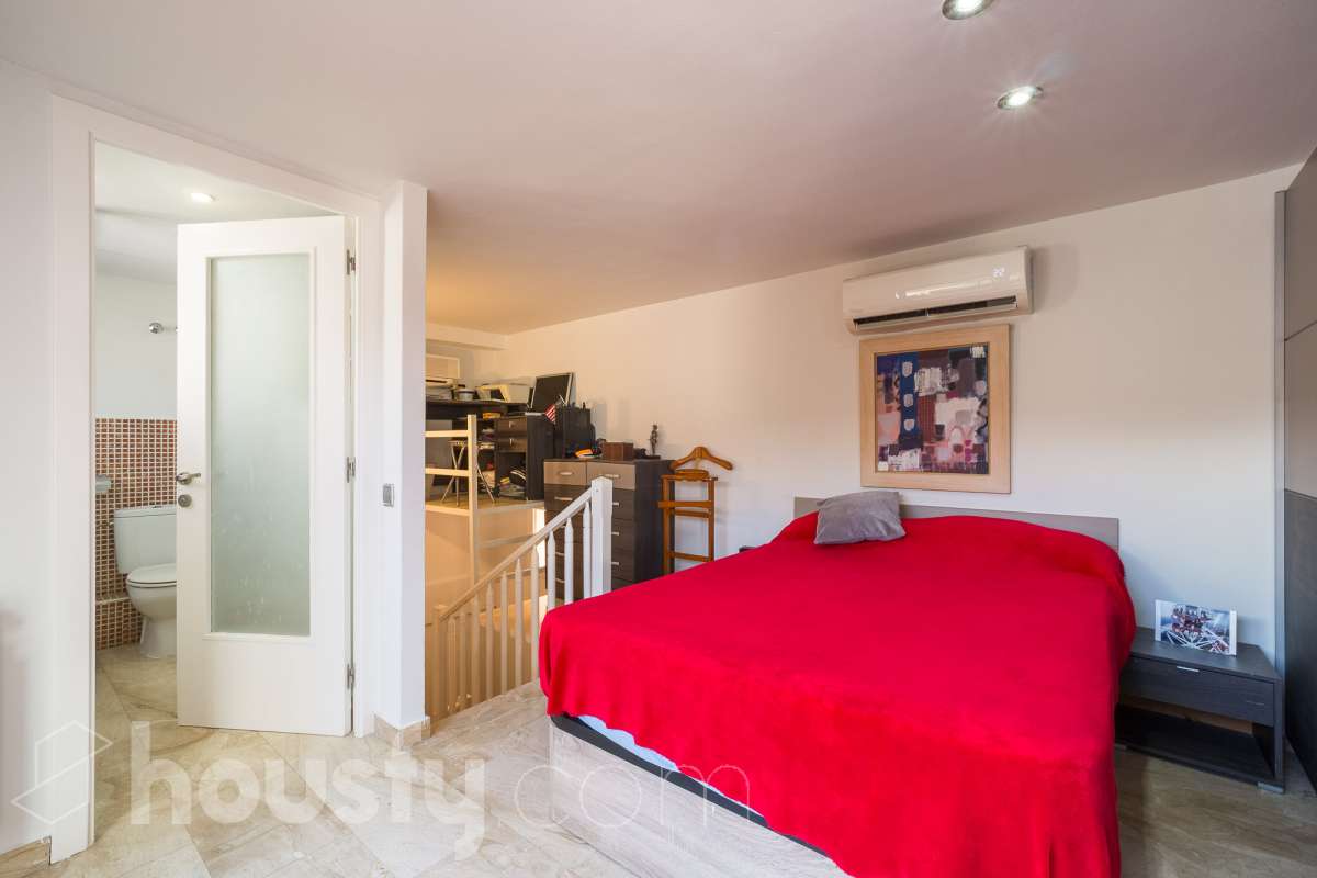Housfy vende 🏡 amplio tríplex ubicado en Badalona, el cuál consta de 146m2 construidos (verificados con la Dirección General de Catastro). Construido en el año 2003. Distribución de estancias Acceso a vivienda por planta intermedia (4ª Planta) con salón comedor, recibidor, cocina, aseo y salida a balcón exterior con vistas al carrer Francensc Layret. Planta inferior (3ª Planta) consta de 3 dormitorios, un cuarto de baño y salida a balcón. Planta Superior (5ª Planta) con espacio polivalente actualmente destinado a dormitorio, con baño completo y salida a terraza. La vivienda dispone de 146m2 construidos, de los cuales son 114 útiles, terraza de 24m2 y dos balcones de aproximadamente 4m2. Plaza de aparcamiento opcional (NO INCLUIDO EN EL PRECIO) Características específicas : -Cédula de habitabilidad -Ascensor - Ubicación inmejorable. - Conectado con todos los servicios y transporte público. Zona y entorno Respecto a la ubicación, se sitúa en Badalona, municipio de Barcelona. Esta propiedad se encuentra cerca de transporte público, colegios, supermercados y farmacias. Aviso legal El precio de venta no incluye gastos de la compraventa como notaría, registro, impuestos, ni tampoco honorarios agencia. Esta publicación no es vinculante. Consulta siempre la nota simple con Housfy antes de formalizar la compraventa. Sobre nosotros Housfy es la plataforma integral de servicios inmobiliarios. Nuestra combinación de expertos y tecnología pone al alcance de todo el mundo servicios cómodos, claros y seguros. AICAT número: 7922. Nos encargamos de la gestión y asesoramiento de la compra. ¡Olvídate de todo! Hacemos los trámites por ti. Y, si además necesitas financiación, ponemos a tu disposición un bróker hipotecario para ayudarte a conseguir las mejores condiciones para tu perfil económico. ¿Quieres visitarla? Contacta con Housfy y agenda tu visita sin compromiso. Más información en: housfy.com En cumplimiento de la Ley 8/2026 en Cataluña, el certificado de presencia o ausencia de amianto se encuentra en proceso de tramitación.-6