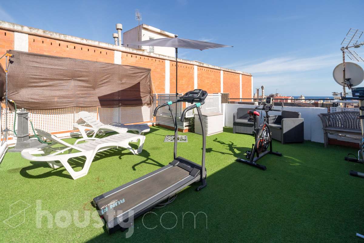 Housfy vende 🏡 amplio tríplex ubicado en Badalona, el cuál consta de 146m2 construidos (verificados con la Dirección General de Catastro). Construido en el año 2003. Distribución de estancias Acceso a vivienda por planta intermedia (4ª Planta) con salón comedor, recibidor, cocina, aseo y salida a balcón exterior con vistas al carrer Francensc Layret. Planta inferior (3ª Planta) consta de 3 dormitorios, un cuarto de baño y salida a balcón. Planta Superior (5ª Planta) con espacio polivalente actualmente destinado a dormitorio, con baño completo y salida a terraza. La vivienda dispone de 146m2 construidos, de los cuales son 114 útiles, terraza de 24m2 y dos balcones de aproximadamente 4m2. Plaza de aparcamiento opcional (NO INCLUIDO EN EL PRECIO) Características específicas : -Cédula de habitabilidad -Ascensor - Ubicación inmejorable. - Conectado con todos los servicios y transporte público. Zona y entorno Respecto a la ubicación, se sitúa en Badalona, municipio de Barcelona. Esta propiedad se encuentra cerca de transporte público, colegios, supermercados y farmacias. Aviso legal El precio de venta no incluye gastos de la compraventa como notaría, registro, impuestos, ni tampoco honorarios agencia. Esta publicación no es vinculante. Consulta siempre la nota simple con Housfy antes de formalizar la compraventa. Sobre nosotros Housfy es la plataforma integral de servicios inmobiliarios. Nuestra combinación de expertos y tecnología pone al alcance de todo el mundo servicios cómodos, claros y seguros. AICAT número: 7922. Nos encargamos de la gestión y asesoramiento de la compra. ¡Olvídate de todo! Hacemos los trámites por ti. Y, si además necesitas financiación, ponemos a tu disposición un bróker hipotecario para ayudarte a conseguir las mejores condiciones para tu perfil económico. ¿Quieres visitarla? Contacta con Housfy y agenda tu visita sin compromiso. Más información en: housfy.com En cumplimiento de la Ley 8/2026 en Cataluña, el certificado de presencia o ausencia de amianto se encuentra en proceso de tramitación.-2
