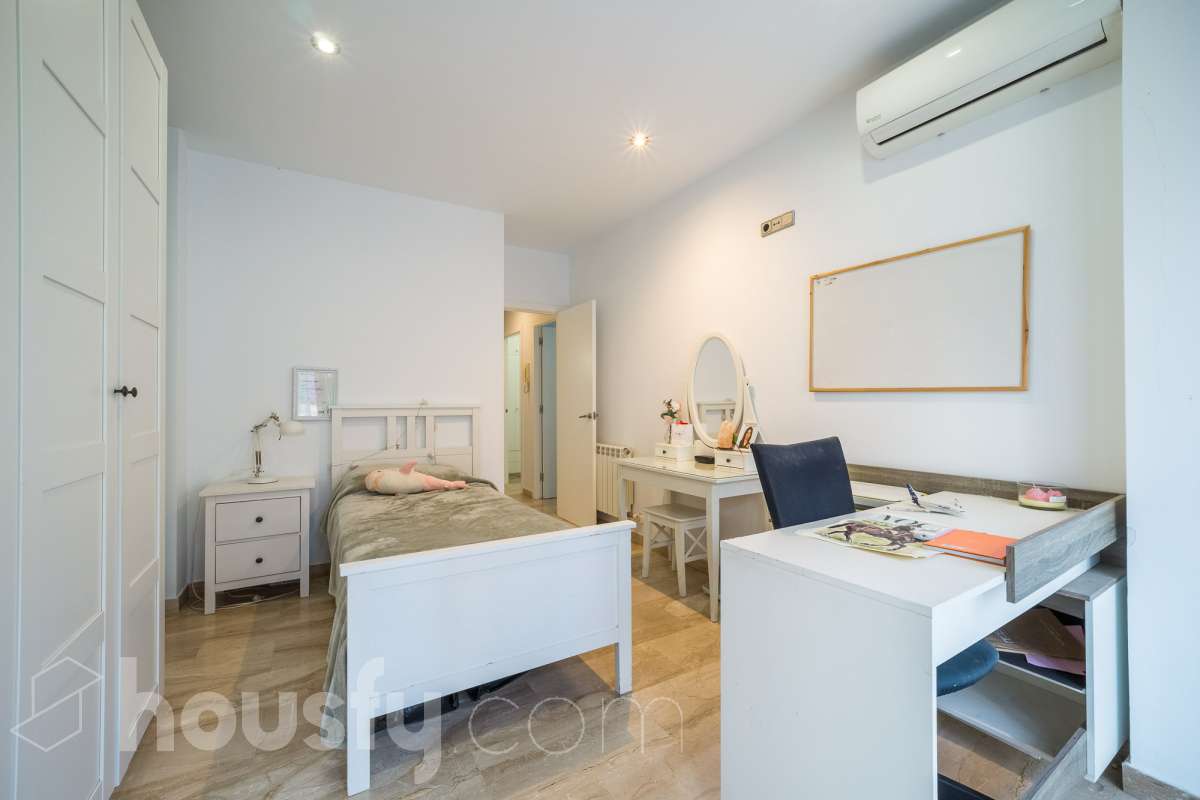 Housfy vende 🏡 amplio tríplex ubicado en Badalona, el cuál consta de 146m2 construidos (verificados con la Dirección General de Catastro). Construido en el año 2003. Distribución de estancias Acceso a vivienda por planta intermedia (4ª Planta) con salón comedor, recibidor, cocina, aseo y salida a balcón exterior con vistas al carrer Francensc Layret. Planta inferior (3ª Planta) consta de 3 dormitorios, un cuarto de baño y salida a balcón. Planta Superior (5ª Planta) con espacio polivalente actualmente destinado a dormitorio, con baño completo y salida a terraza. La vivienda dispone de 146m2 construidos, de los cuales son 114 útiles, terraza de 24m2 y dos balcones de aproximadamente 4m2. Plaza de aparcamiento opcional (NO INCLUIDO EN EL PRECIO) Características específicas : -Cédula de habitabilidad -Ascensor - Ubicación inmejorable. - Conectado con todos los servicios y transporte público. Zona y entorno Respecto a la ubicación, se sitúa en Badalona, municipio de Barcelona. Esta propiedad se encuentra cerca de transporte público, colegios, supermercados y farmacias. Aviso legal El precio de venta no incluye gastos de la compraventa como notaría, registro, impuestos, ni tampoco honorarios agencia. Esta publicación no es vinculante. Consulta siempre la nota simple con Housfy antes de formalizar la compraventa. Sobre nosotros Housfy es la plataforma integral de servicios inmobiliarios. Nuestra combinación de expertos y tecnología pone al alcance de todo el mundo servicios cómodos, claros y seguros. AICAT número: 7922. Nos encargamos de la gestión y asesoramiento de la compra. ¡Olvídate de todo! Hacemos los trámites por ti. Y, si además necesitas financiación, ponemos a tu disposición un bróker hipotecario para ayudarte a conseguir las mejores condiciones para tu perfil económico. ¿Quieres visitarla? Contacta con Housfy y agenda tu visita sin compromiso. Más información en: housfy.com En cumplimiento de la Ley 8/2026 en Cataluña, el certificado de presencia o ausencia de amianto se encuentra en proceso de tramitación.-29