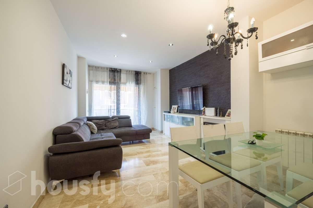 Housfy vende 🏡 amplio tríplex ubicado en Badalona, el cuál consta de 146m2 construidos (verificados con la Dirección General de Catastro). Construido en el año 2003. Distribución de estancias Acceso a vivienda por planta intermedia (4ª Planta) con salón comedor, recibidor, cocina, aseo y salida a balcón exterior con vistas al carrer Francensc Layret. Planta inferior (3ª Planta) consta de 3 dormitorios, un cuarto de baño y salida a balcón. Planta Superior (5ª Planta) con espacio polivalente actualmente destinado a dormitorio, con baño completo y salida a terraza. La vivienda dispone de 146m2 construidos, de los cuales son 114 útiles, terraza de 24m2 y dos balcones de aproximadamente 4m2. Plaza de aparcamiento opcional (NO INCLUIDO EN EL PRECIO) Características específicas : -Cédula de habitabilidad -Ascensor - Ubicación inmejorable. - Conectado con todos los servicios y transporte público. Zona y entorno Respecto a la ubicación, se sitúa en Badalona, municipio de Barcelona. Esta propiedad se encuentra cerca de transporte público, colegios, supermercados y farmacias. Aviso legal El precio de venta no incluye gastos de la compraventa como notaría, registro, impuestos, ni tampoco honorarios agencia. Esta publicación no es vinculante. Consulta siempre la nota simple con Housfy antes de formalizar la compraventa. Sobre nosotros Housfy es la plataforma integral de servicios inmobiliarios. Nuestra combinación de expertos y tecnología pone al alcance de todo el mundo servicios cómodos, claros y seguros. AICAT número: 7922. Nos encargamos de la gestión y asesoramiento de la compra. ¡Olvídate de todo! Hacemos los trámites por ti. Y, si además necesitas financiación, ponemos a tu disposición un bróker hipotecario para ayudarte a conseguir las mejores condiciones para tu perfil económico. ¿Quieres visitarla? Contacta con Housfy y agenda tu visita sin compromiso. Más información en: housfy.com En cumplimiento de la Ley 8/2026 en Cataluña, el certificado de presencia o ausencia de amianto se encuentra en proceso de tramitación.-19