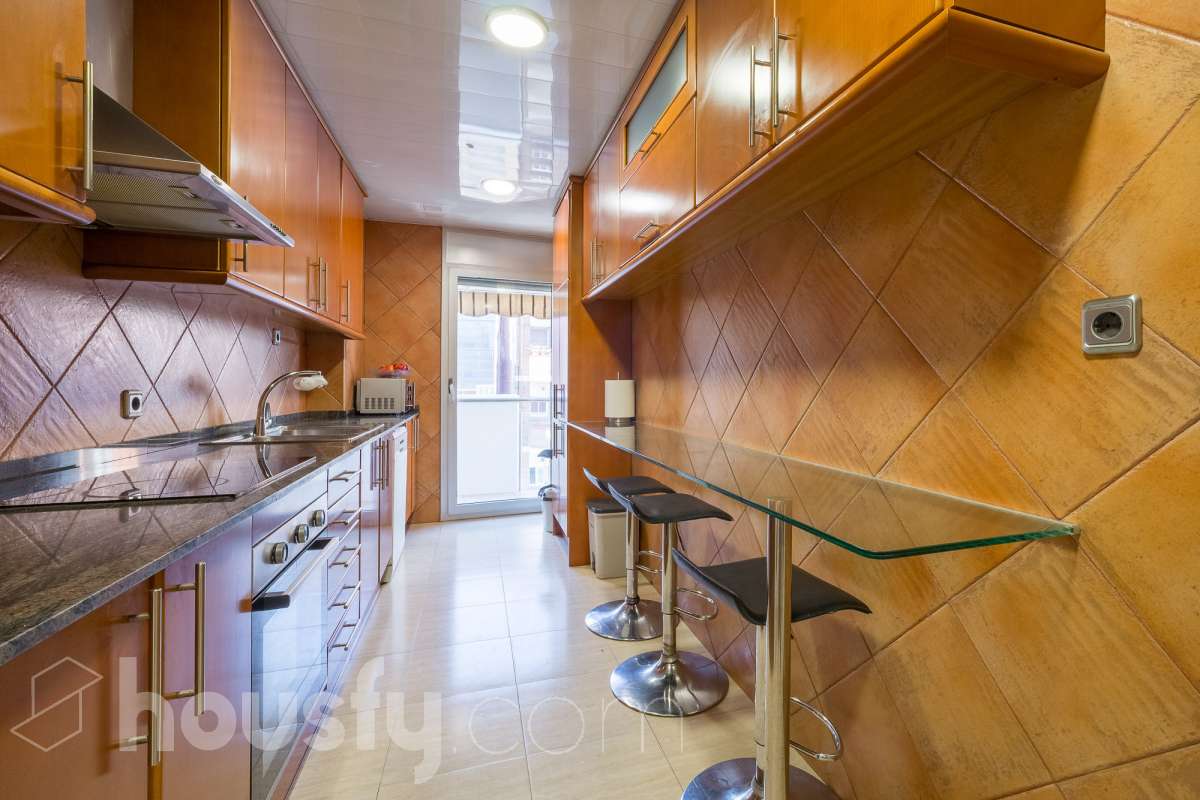 Housfy vende 🏡 amplio tríplex ubicado en Badalona, el cuál consta de 146m2 construidos (verificados con la Dirección General de Catastro). Construido en el año 2003. Distribución de estancias Acceso a vivienda por planta intermedia (4ª Planta) con salón comedor, recibidor, cocina, aseo y salida a balcón exterior con vistas al carrer Francensc Layret. Planta inferior (3ª Planta) consta de 3 dormitorios, un cuarto de baño y salida a balcón. Planta Superior (5ª Planta) con espacio polivalente actualmente destinado a dormitorio, con baño completo y salida a terraza. La vivienda dispone de 146m2 construidos, de los cuales son 114 útiles, terraza de 24m2 y dos balcones de aproximadamente 4m2. Plaza de aparcamiento opcional (NO INCLUIDO EN EL PRECIO) Características específicas : -Cédula de habitabilidad -Ascensor - Ubicación inmejorable. - Conectado con todos los servicios y transporte público. Zona y entorno Respecto a la ubicación, se sitúa en Badalona, municipio de Barcelona. Esta propiedad se encuentra cerca de transporte público, colegios, supermercados y farmacias. Aviso legal El precio de venta no incluye gastos de la compraventa como notaría, registro, impuestos, ni tampoco honorarios agencia. Esta publicación no es vinculante. Consulta siempre la nota simple con Housfy antes de formalizar la compraventa. Sobre nosotros Housfy es la plataforma integral de servicios inmobiliarios. Nuestra combinación de expertos y tecnología pone al alcance de todo el mundo servicios cómodos, claros y seguros. AICAT número: 7922. Nos encargamos de la gestión y asesoramiento de la compra. ¡Olvídate de todo! Hacemos los trámites por ti. Y, si además necesitas financiación, ponemos a tu disposición un bróker hipotecario para ayudarte a conseguir las mejores condiciones para tu perfil económico. ¿Quieres visitarla? Contacta con Housfy y agenda tu visita sin compromiso. Más información en: housfy.com En cumplimiento de la Ley 8/2026 en Cataluña, el certificado de presencia o ausencia de amianto se encuentra en proceso de tramitación.-11