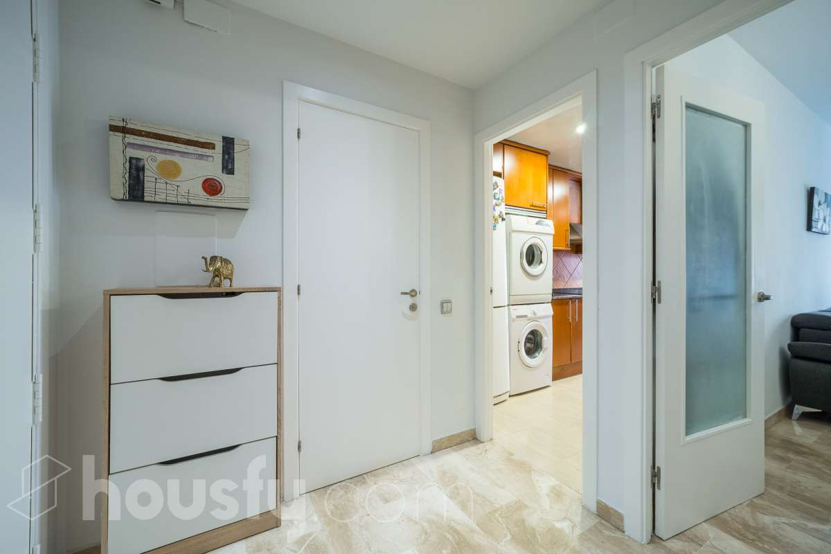 Housfy vende 🏡 amplio tríplex ubicado en Badalona, el cuál consta de 146m2 construidos (verificados con la Dirección General de Catastro). Construido en el año 2003. Distribución de estancias Acceso a vivienda por planta intermedia (4ª Planta) con salón comedor, recibidor, cocina, aseo y salida a balcón exterior con vistas al carrer Francensc Layret. Planta inferior (3ª Planta) consta de 3 dormitorios, un cuarto de baño y salida a balcón. Planta Superior (5ª Planta) con espacio polivalente actualmente destinado a dormitorio, con baño completo y salida a terraza. La vivienda dispone de 146m2 construidos, de los cuales son 114 útiles, terraza de 24m2 y dos balcones de aproximadamente 4m2. Plaza de aparcamiento opcional (NO INCLUIDO EN EL PRECIO) Características específicas : -Cédula de habitabilidad -Ascensor - Ubicación inmejorable. - Conectado con todos los servicios y transporte público. Zona y entorno Respecto a la ubicación, se sitúa en Badalona, municipio de Barcelona. Esta propiedad se encuentra cerca de transporte público, colegios, supermercados y farmacias. Aviso legal El precio de venta no incluye gastos de la compraventa como notaría, registro, impuestos, ni tampoco honorarios agencia. Esta publicación no es vinculante. Consulta siempre la nota simple con Housfy antes de formalizar la compraventa. Sobre nosotros Housfy es la plataforma integral de servicios inmobiliarios. Nuestra combinación de expertos y tecnología pone al alcance de todo el mundo servicios cómodos, claros y seguros. AICAT número: 7922. Nos encargamos de la gestión y asesoramiento de la compra. ¡Olvídate de todo! Hacemos los trámites por ti. Y, si además necesitas financiación, ponemos a tu disposición un bróker hipotecario para ayudarte a conseguir las mejores condiciones para tu perfil económico. ¿Quieres visitarla? Contacta con Housfy y agenda tu visita sin compromiso. Más información en: housfy.com En cumplimiento de la Ley 8/2026 en Cataluña, el certificado de presencia o ausencia de amianto se encuentra en proceso de tramitación.-16