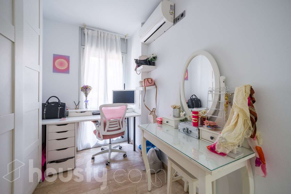 Housfy vende 🏡 amplio tríplex ubicado en Badalona, el cuál consta de 146m2 construidos (verificados con la Dirección General de Catastro). Construido en el año 2003. Distribución de estancias Acceso a vivienda por planta intermedia (4ª Planta) con salón comedor, recibidor, cocina, aseo y salida a balcón exterior con vistas al carrer Francensc Layret. Planta inferior (3ª Planta) consta de 3 dormitorios, un cuarto de baño y salida a balcón. Planta Superior (5ª Planta) con espacio polivalente actualmente destinado a dormitorio, con baño completo y salida a terraza. La vivienda dispone de 146m2 construidos, de los cuales son 114 útiles, terraza de 24m2 y dos balcones de aproximadamente 4m2. Plaza de aparcamiento opcional (NO INCLUIDO EN EL PRECIO) Características específicas : -Cédula de habitabilidad -Ascensor - Ubicación inmejorable. - Conectado con todos los servicios y transporte público. Zona y entorno Respecto a la ubicación, se sitúa en Badalona, municipio de Barcelona. Esta propiedad se encuentra cerca de transporte público, colegios, supermercados y farmacias. Aviso legal El precio de venta no incluye gastos de la compraventa como notaría, registro, impuestos, ni tampoco honorarios agencia. Esta publicación no es vinculante. Consulta siempre la nota simple con Housfy antes de formalizar la compraventa. Sobre nosotros Housfy es la plataforma integral de servicios inmobiliarios. Nuestra combinación de expertos y tecnología pone al alcance de todo el mundo servicios cómodos, claros y seguros. AICAT número: 7922. Nos encargamos de la gestión y asesoramiento de la compra. ¡Olvídate de todo! Hacemos los trámites por ti. Y, si además necesitas financiación, ponemos a tu disposición un bróker hipotecario para ayudarte a conseguir las mejores condiciones para tu perfil económico. ¿Quieres visitarla? Contacta con Housfy y agenda tu visita sin compromiso. Más información en: housfy.com En cumplimiento de la Ley 8/2026 en Cataluña, el certificado de presencia o ausencia de amianto se encuentra en proceso de tramitación.-26