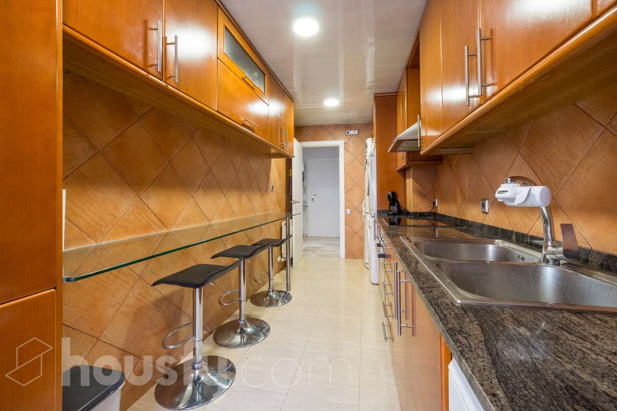 Housfy vende 🏡 amplio tríplex ubicado en Badalona, el cuál consta de 146m2 construidos (verificados con la Dirección General de Catastro). Construido en el año 2003. Distribución de estancias Acceso a vivienda por planta intermedia (4ª Planta) con salón comedor, recibidor, cocina, aseo y salida a balcón exterior con vistas al carrer Francensc Layret. Planta inferior (3ª Planta) consta de 3 dormitorios, un cuarto de baño y salida a balcón. Planta Superior (5ª Planta) con espacio polivalente actualmente destinado a dormitorio, con baño completo y salida a terraza. La vivienda dispone de 146m2 construidos, de los cuales son 114 útiles, terraza de 24m2 y dos balcones de aproximadamente 4m2. Plaza de aparcamiento opcional (NO INCLUIDO EN EL PRECIO) Características específicas : -Cédula de habitabilidad -Ascensor - Ubicación inmejorable. - Conectado con todos los servicios y transporte público. Zona y entorno Respecto a la ubicación, se sitúa en Badalona, municipio de Barcelona. Esta propiedad se encuentra cerca de transporte público, colegios, supermercados y farmacias. Aviso legal El precio de venta no incluye gastos de la compraventa como notaría, registro, impuestos, ni tampoco honorarios agencia. Esta publicación no es vinculante. Consulta siempre la nota simple con Housfy antes de formalizar la compraventa. Sobre nosotros Housfy es la plataforma integral de servicios inmobiliarios. Nuestra combinación de expertos y tecnología pone al alcance de todo el mundo servicios cómodos, claros y seguros. AICAT número: 7922. Nos encargamos de la gestión y asesoramiento de la compra. ¡Olvídate de todo! Hacemos los trámites por ti. Y, si además necesitas financiación, ponemos a tu disposición un bróker hipotecario para ayudarte a conseguir las mejores condiciones para tu perfil económico. ¿Quieres visitarla? Contacta con Housfy y agenda tu visita sin compromiso. Más información en: housfy.com En cumplimiento de la Ley 8/2026 en Cataluña, el certificado de presencia o ausencia de amianto se encuentra en proceso de tramitación.-34