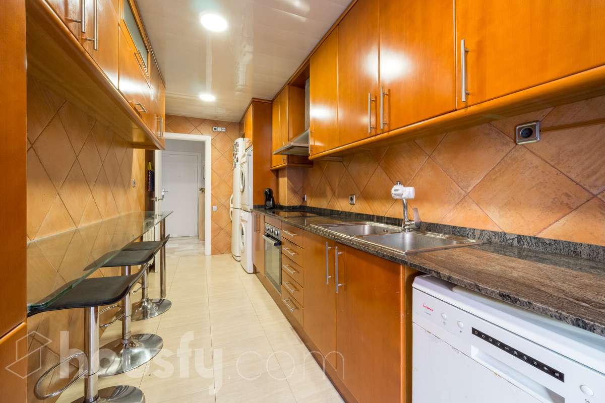 Housfy vende 🏡 amplio tríplex ubicado en Badalona, el cuál consta de 146m2 construidos (verificados con la Dirección General de Catastro). Construido en el año 2003. Distribución de estancias Acceso a vivienda por planta intermedia (4ª Planta) con salón comedor, recibidor, cocina, aseo y salida a balcón exterior con vistas al carrer Francensc Layret. Planta inferior (3ª Planta) consta de 3 dormitorios, un cuarto de baño y salida a balcón. Planta Superior (5ª Planta) con espacio polivalente actualmente destinado a dormitorio, con baño completo y salida a terraza. La vivienda dispone de 146m2 construidos, de los cuales son 114 útiles, terraza de 24m2 y dos balcones de aproximadamente 4m2. Plaza de aparcamiento opcional (NO INCLUIDO EN EL PRECIO) Características específicas : -Cédula de habitabilidad -Ascensor - Ubicación inmejorable. - Conectado con todos los servicios y transporte público. Zona y entorno Respecto a la ubicación, se sitúa en Badalona, municipio de Barcelona. Esta propiedad se encuentra cerca de transporte público, colegios, supermercados y farmacias. Aviso legal El precio de venta no incluye gastos de la compraventa como notaría, registro, impuestos, ni tampoco honorarios agencia. Esta publicación no es vinculante. Consulta siempre la nota simple con Housfy antes de formalizar la compraventa. Sobre nosotros Housfy es la plataforma integral de servicios inmobiliarios. Nuestra combinación de expertos y tecnología pone al alcance de todo el mundo servicios cómodos, claros y seguros. AICAT número: 7922. Nos encargamos de la gestión y asesoramiento de la compra. ¡Olvídate de todo! Hacemos los trámites por ti. Y, si además necesitas financiación, ponemos a tu disposición un bróker hipotecario para ayudarte a conseguir las mejores condiciones para tu perfil económico. ¿Quieres visitarla? Contacta con Housfy y agenda tu visita sin compromiso. Más información en: housfy.com En cumplimiento de la Ley 8/2026 en Cataluña, el certificado de presencia o ausencia de amianto se encuentra en proceso de tramitación.-12