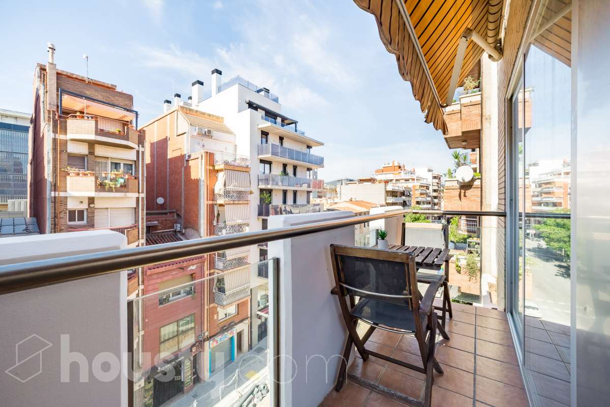 Housfy vende 🏡 amplio tríplex ubicado en Badalona, el cuál consta de 146m2 construidos (verificados con la Dirección General de Catastro). Construido en el año 2003. Distribución de estancias Acceso a vivienda por planta intermedia (4ª Planta) con salón comedor, recibidor, cocina, aseo y salida a balcón exterior con vistas al carrer Francensc Layret. Planta inferior (3ª Planta) consta de 3 dormitorios, un cuarto de baño y salida a balcón. Planta Superior (5ª Planta) con espacio polivalente actualmente destinado a dormitorio, con baño completo y salida a terraza. La vivienda dispone de 146m2 construidos, de los cuales son 114 útiles, terraza de 24m2 y dos balcones de aproximadamente 4m2. Plaza de aparcamiento opcional (NO INCLUIDO EN EL PRECIO) Características específicas : -Cédula de habitabilidad -Ascensor - Ubicación inmejorable. - Conectado con todos los servicios y transporte público. Zona y entorno Respecto a la ubicación, se sitúa en Badalona, municipio de Barcelona. Esta propiedad se encuentra cerca de transporte público, colegios, supermercados y farmacias. Aviso legal El precio de venta no incluye gastos de la compraventa como notaría, registro, impuestos, ni tampoco honorarios agencia. Esta publicación no es vinculante. Consulta siempre la nota simple con Housfy antes de formalizar la compraventa. Sobre nosotros Housfy es la plataforma integral de servicios inmobiliarios. Nuestra combinación de expertos y tecnología pone al alcance de todo el mundo servicios cómodos, claros y seguros. AICAT número: 7922. Nos encargamos de la gestión y asesoramiento de la compra. ¡Olvídate de todo! Hacemos los trámites por ti. Y, si además necesitas financiación, ponemos a tu disposición un bróker hipotecario para ayudarte a conseguir las mejores condiciones para tu perfil económico. ¿Quieres visitarla? Contacta con Housfy y agenda tu visita sin compromiso. Más información en: housfy.com En cumplimiento de la Ley 8/2026 en Cataluña, el certificado de presencia o ausencia de amianto se encuentra en proceso de tramitación.-13
