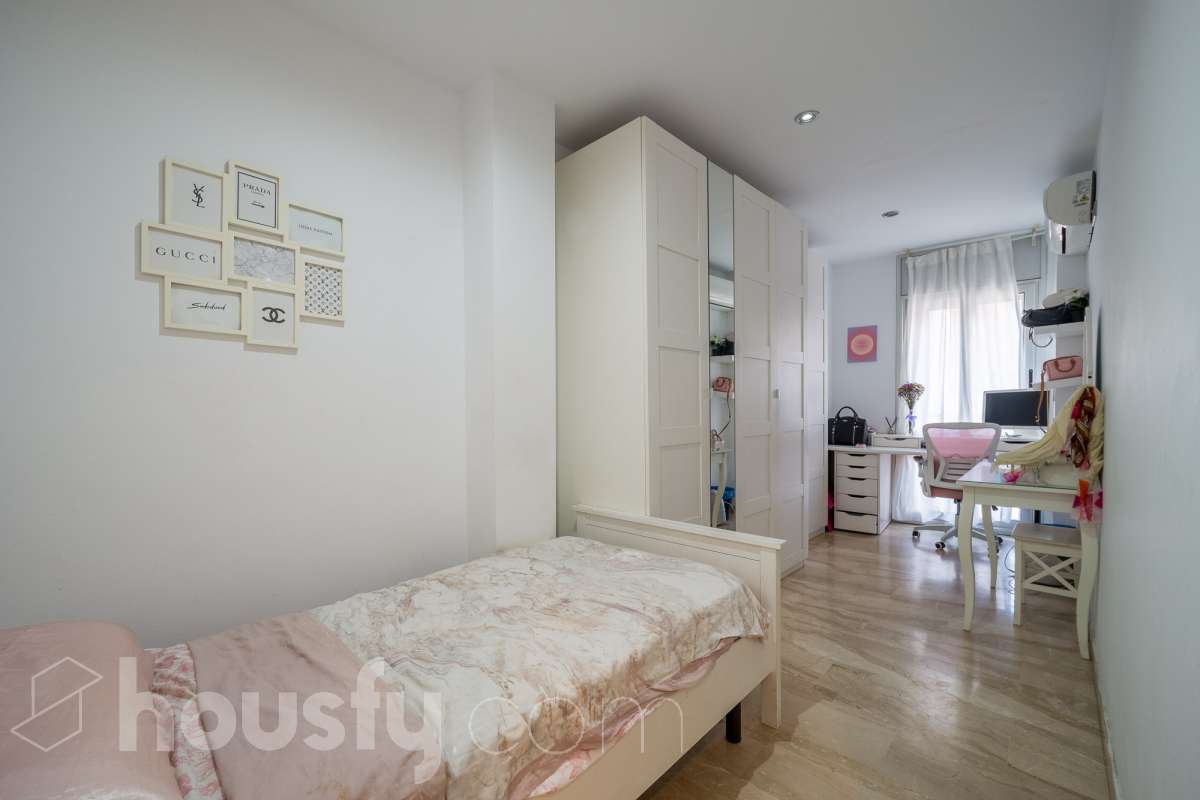 Housfy vende 🏡 amplio tríplex ubicado en Badalona, el cuál consta de 146m2 construidos (verificados con la Dirección General de Catastro). Construido en el año 2003. Distribución de estancias Acceso a vivienda por planta intermedia (4ª Planta) con salón comedor, recibidor, cocina, aseo y salida a balcón exterior con vistas al carrer Francensc Layret. Planta inferior (3ª Planta) consta de 3 dormitorios, un cuarto de baño y salida a balcón. Planta Superior (5ª Planta) con espacio polivalente actualmente destinado a dormitorio, con baño completo y salida a terraza. La vivienda dispone de 146m2 construidos, de los cuales son 114 útiles, terraza de 24m2 y dos balcones de aproximadamente 4m2. Plaza de aparcamiento opcional (NO INCLUIDO EN EL PRECIO) Características específicas : -Cédula de habitabilidad -Ascensor - Ubicación inmejorable. - Conectado con todos los servicios y transporte público. Zona y entorno Respecto a la ubicación, se sitúa en Badalona, municipio de Barcelona. Esta propiedad se encuentra cerca de transporte público, colegios, supermercados y farmacias. Aviso legal El precio de venta no incluye gastos de la compraventa como notaría, registro, impuestos, ni tampoco honorarios agencia. Esta publicación no es vinculante. Consulta siempre la nota simple con Housfy antes de formalizar la compraventa. Sobre nosotros Housfy es la plataforma integral de servicios inmobiliarios. Nuestra combinación de expertos y tecnología pone al alcance de todo el mundo servicios cómodos, claros y seguros. AICAT número: 7922. Nos encargamos de la gestión y asesoramiento de la compra. ¡Olvídate de todo! Hacemos los trámites por ti. Y, si además necesitas financiación, ponemos a tu disposición un bróker hipotecario para ayudarte a conseguir las mejores condiciones para tu perfil económico. ¿Quieres visitarla? Contacta con Housfy y agenda tu visita sin compromiso. Más información en: housfy.com En cumplimiento de la Ley 8/2026 en Cataluña, el certificado de presencia o ausencia de amianto se encuentra en proceso de tramitación.-25