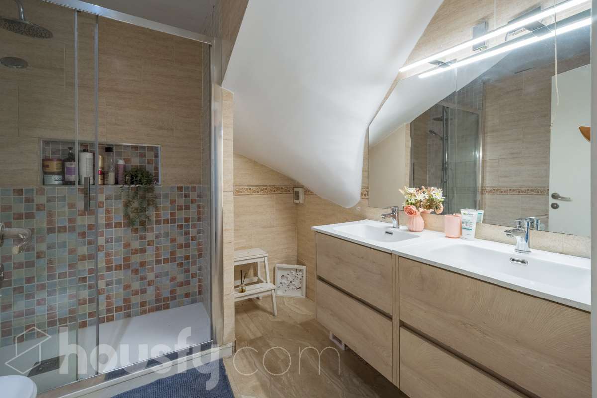 Housfy vende 🏡 amplio tríplex ubicado en Badalona, el cuál consta de 146m2 construidos (verificados con la Dirección General de Catastro). Construido en el año 2003. Distribución de estancias Acceso a vivienda por planta intermedia (4ª Planta) con salón comedor, recibidor, cocina, aseo y salida a balcón exterior con vistas al carrer Francensc Layret. Planta inferior (3ª Planta) consta de 3 dormitorios, un cuarto de baño y salida a balcón. Planta Superior (5ª Planta) con espacio polivalente actualmente destinado a dormitorio, con baño completo y salida a terraza. La vivienda dispone de 146m2 construidos, de los cuales son 114 útiles, terraza de 24m2 y dos balcones de aproximadamente 4m2. Plaza de aparcamiento opcional (NO INCLUIDO EN EL PRECIO) Características específicas : -Cédula de habitabilidad -Ascensor - Ubicación inmejorable. - Conectado con todos los servicios y transporte público. Zona y entorno Respecto a la ubicación, se sitúa en Badalona, municipio de Barcelona. Esta propiedad se encuentra cerca de transporte público, colegios, supermercados y farmacias. Aviso legal El precio de venta no incluye gastos de la compraventa como notaría, registro, impuestos, ni tampoco honorarios agencia. Esta publicación no es vinculante. Consulta siempre la nota simple con Housfy antes de formalizar la compraventa. Sobre nosotros Housfy es la plataforma integral de servicios inmobiliarios. Nuestra combinación de expertos y tecnología pone al alcance de todo el mundo servicios cómodos, claros y seguros. AICAT número: 7922. Nos encargamos de la gestión y asesoramiento de la compra. ¡Olvídate de todo! Hacemos los trámites por ti. Y, si además necesitas financiación, ponemos a tu disposición un bróker hipotecario para ayudarte a conseguir las mejores condiciones para tu perfil económico. ¿Quieres visitarla? Contacta con Housfy y agenda tu visita sin compromiso. Más información en: housfy.com En cumplimiento de la Ley 8/2026 en Cataluña, el certificado de presencia o ausencia de amianto se encuentra en proceso de tramitación.-32