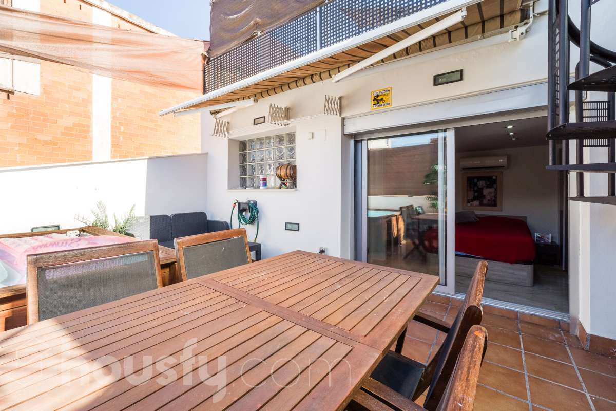 Housfy vende 🏡 amplio tríplex ubicado en Badalona, el cuál consta de 146m2 construidos (verificados con la Dirección General de Catastro). Construido en el año 2003. Distribución de estancias Acceso a vivienda por planta intermedia (4ª Planta) con salón comedor, recibidor, cocina, aseo y salida a balcón exterior con vistas al carrer Francensc Layret. Planta inferior (3ª Planta) consta de 3 dormitorios, un cuarto de baño y salida a balcón. Planta Superior (5ª Planta) con espacio polivalente actualmente destinado a dormitorio, con baño completo y salida a terraza. La vivienda dispone de 146m2 construidos, de los cuales son 114 útiles, terraza de 24m2 y dos balcones de aproximadamente 4m2. Plaza de aparcamiento opcional (NO INCLUIDO EN EL PRECIO) Características específicas : -Cédula de habitabilidad -Ascensor - Ubicación inmejorable. - Conectado con todos los servicios y transporte público. Zona y entorno Respecto a la ubicación, se sitúa en Badalona, municipio de Barcelona. Esta propiedad se encuentra cerca de transporte público, colegios, supermercados y farmacias. Aviso legal El precio de venta no incluye gastos de la compraventa como notaría, registro, impuestos, ni tampoco honorarios agencia. Esta publicación no es vinculante. Consulta siempre la nota simple con Housfy antes de formalizar la compraventa. Sobre nosotros Housfy es la plataforma integral de servicios inmobiliarios. Nuestra combinación de expertos y tecnología pone al alcance de todo el mundo servicios cómodos, claros y seguros. AICAT número: 7922. Nos encargamos de la gestión y asesoramiento de la compra. ¡Olvídate de todo! Hacemos los trámites por ti. Y, si además necesitas financiación, ponemos a tu disposición un bróker hipotecario para ayudarte a conseguir las mejores condiciones para tu perfil económico. ¿Quieres visitarla? Contacta con Housfy y agenda tu visita sin compromiso. Más información en: housfy.com En cumplimiento de la Ley 8/2026 en Cataluña, el certificado de presencia o ausencia de amianto se encuentra en proceso de tramitación.-5