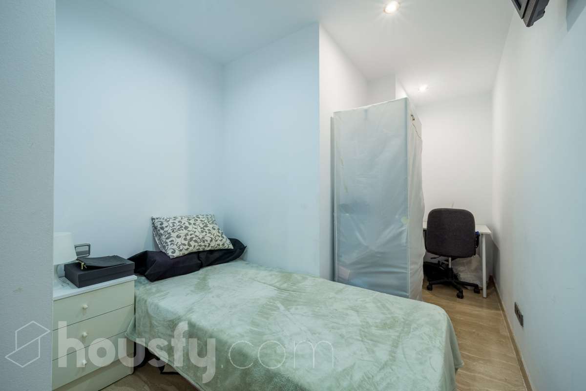Housfy vende 🏡 amplio tríplex ubicado en Badalona, el cuál consta de 146m2 construidos (verificados con la Dirección General de Catastro). Construido en el año 2003. Distribución de estancias Acceso a vivienda por planta intermedia (4ª Planta) con salón comedor, recibidor, cocina, aseo y salida a balcón exterior con vistas al carrer Francensc Layret. Planta inferior (3ª Planta) consta de 3 dormitorios, un cuarto de baño y salida a balcón. Planta Superior (5ª Planta) con espacio polivalente actualmente destinado a dormitorio, con baño completo y salida a terraza. La vivienda dispone de 146m2 construidos, de los cuales son 114 útiles, terraza de 24m2 y dos balcones de aproximadamente 4m2. Plaza de aparcamiento opcional (NO INCLUIDO EN EL PRECIO) Características específicas : -Cédula de habitabilidad -Ascensor - Ubicación inmejorable. - Conectado con todos los servicios y transporte público. Zona y entorno Respecto a la ubicación, se sitúa en Badalona, municipio de Barcelona. Esta propiedad se encuentra cerca de transporte público, colegios, supermercados y farmacias. Aviso legal El precio de venta no incluye gastos de la compraventa como notaría, registro, impuestos, ni tampoco honorarios agencia. Esta publicación no es vinculante. Consulta siempre la nota simple con Housfy antes de formalizar la compraventa. Sobre nosotros Housfy es la plataforma integral de servicios inmobiliarios. Nuestra combinación de expertos y tecnología pone al alcance de todo el mundo servicios cómodos, claros y seguros. AICAT número: 7922. Nos encargamos de la gestión y asesoramiento de la compra. ¡Olvídate de todo! Hacemos los trámites por ti. Y, si además necesitas financiación, ponemos a tu disposición un bróker hipotecario para ayudarte a conseguir las mejores condiciones para tu perfil económico. ¿Quieres visitarla? Contacta con Housfy y agenda tu visita sin compromiso. Más información en: housfy.com En cumplimiento de la Ley 8/2026 en Cataluña, el certificado de presencia o ausencia de amianto se encuentra en proceso de tramitación.-24