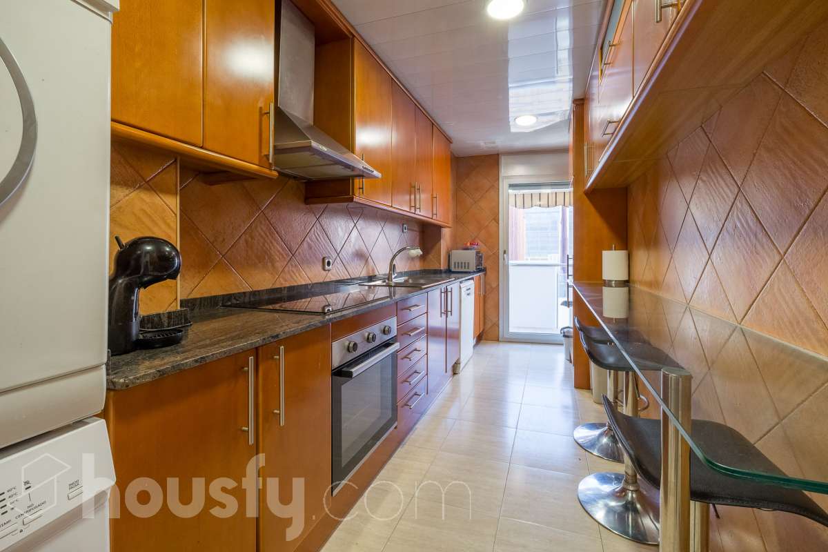 Housfy vende 🏡 amplio tríplex ubicado en Badalona, el cuál consta de 146m2 construidos (verificados con la Dirección General de Catastro). Construido en el año 2003. Distribución de estancias Acceso a vivienda por planta intermedia (4ª Planta) con salón comedor, recibidor, cocina, aseo y salida a balcón exterior con vistas al carrer Francensc Layret. Planta inferior (3ª Planta) consta de 3 dormitorios, un cuarto de baño y salida a balcón. Planta Superior (5ª Planta) con espacio polivalente actualmente destinado a dormitorio, con baño completo y salida a terraza. La vivienda dispone de 146m2 construidos, de los cuales son 114 útiles, terraza de 24m2 y dos balcones de aproximadamente 4m2. Plaza de aparcamiento opcional (NO INCLUIDO EN EL PRECIO) Características específicas : -Cédula de habitabilidad -Ascensor - Ubicación inmejorable. - Conectado con todos los servicios y transporte público. Zona y entorno Respecto a la ubicación, se sitúa en Badalona, municipio de Barcelona. Esta propiedad se encuentra cerca de transporte público, colegios, supermercados y farmacias. Aviso legal El precio de venta no incluye gastos de la compraventa como notaría, registro, impuestos, ni tampoco honorarios agencia. Esta publicación no es vinculante. Consulta siempre la nota simple con Housfy antes de formalizar la compraventa. Sobre nosotros Housfy es la plataforma integral de servicios inmobiliarios. Nuestra combinación de expertos y tecnología pone al alcance de todo el mundo servicios cómodos, claros y seguros. AICAT número: 7922. Nos encargamos de la gestión y asesoramiento de la compra. ¡Olvídate de todo! Hacemos los trámites por ti. Y, si además necesitas financiación, ponemos a tu disposición un bróker hipotecario para ayudarte a conseguir las mejores condiciones para tu perfil económico. ¿Quieres visitarla? Contacta con Housfy y agenda tu visita sin compromiso. Más información en: housfy.com En cumplimiento de la Ley 8/2026 en Cataluña, el certificado de presencia o ausencia de amianto se encuentra en proceso de tramitación.-10