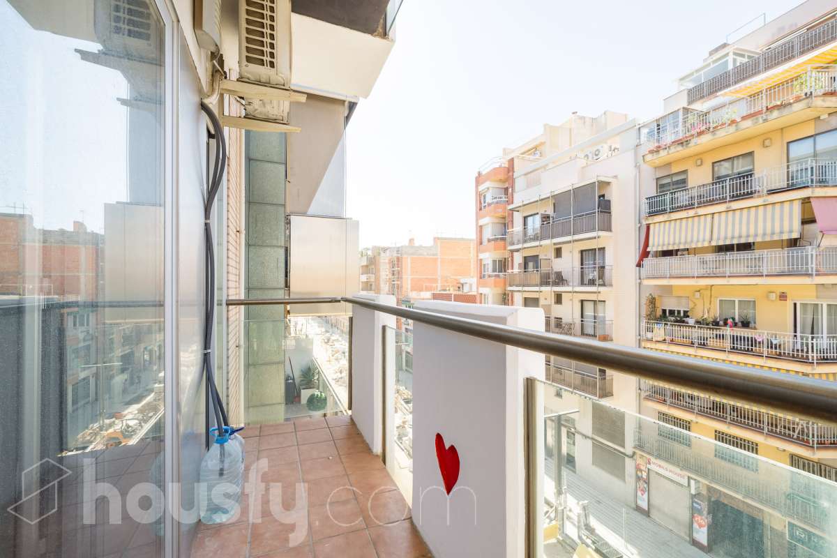 Housfy vende 🏡 amplio tríplex ubicado en Badalona, el cuál consta de 146m2 construidos (verificados con la Dirección General de Catastro). Construido en el año 2003. Distribución de estancias Acceso a vivienda por planta intermedia (4ª Planta) con salón comedor, recibidor, cocina, aseo y salida a balcón exterior con vistas al carrer Francensc Layret. Planta inferior (3ª Planta) consta de 3 dormitorios, un cuarto de baño y salida a balcón. Planta Superior (5ª Planta) con espacio polivalente actualmente destinado a dormitorio, con baño completo y salida a terraza. La vivienda dispone de 146m2 construidos, de los cuales son 114 útiles, terraza de 24m2 y dos balcones de aproximadamente 4m2. Plaza de aparcamiento opcional (NO INCLUIDO EN EL PRECIO) Características específicas : -Cédula de habitabilidad -Ascensor - Ubicación inmejorable. - Conectado con todos los servicios y transporte público. Zona y entorno Respecto a la ubicación, se sitúa en Badalona, municipio de Barcelona. Esta propiedad se encuentra cerca de transporte público, colegios, supermercados y farmacias. Aviso legal El precio de venta no incluye gastos de la compraventa como notaría, registro, impuestos, ni tampoco honorarios agencia. Esta publicación no es vinculante. Consulta siempre la nota simple con Housfy antes de formalizar la compraventa. Sobre nosotros Housfy es la plataforma integral de servicios inmobiliarios. Nuestra combinación de expertos y tecnología pone al alcance de todo el mundo servicios cómodos, claros y seguros. AICAT número: 7922. Nos encargamos de la gestión y asesoramiento de la compra. ¡Olvídate de todo! Hacemos los trámites por ti. Y, si además necesitas financiación, ponemos a tu disposición un bróker hipotecario para ayudarte a conseguir las mejores condiciones para tu perfil económico. ¿Quieres visitarla? Contacta con Housfy y agenda tu visita sin compromiso. Más información en: housfy.com En cumplimiento de la Ley 8/2026 en Cataluña, el certificado de presencia o ausencia de amianto se encuentra en proceso de tramitación.-31