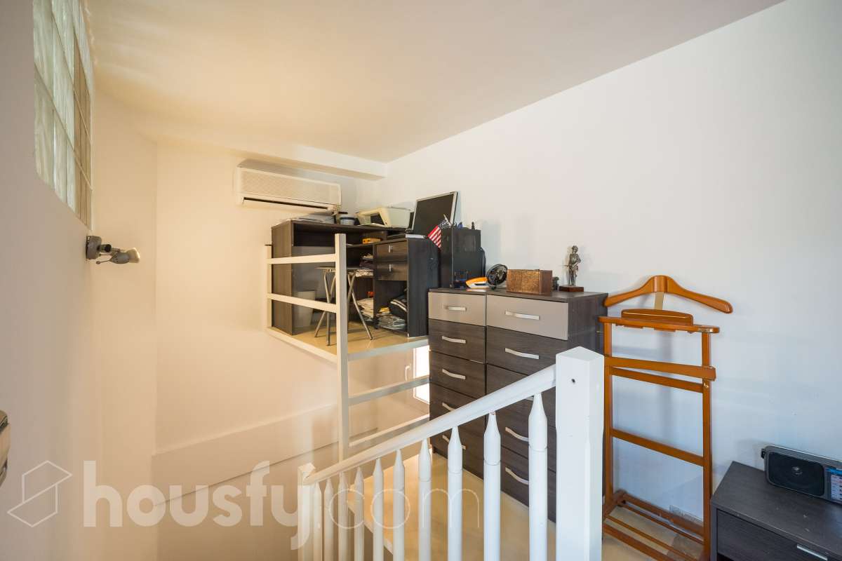 Housfy vende 🏡 amplio tríplex ubicado en Badalona, el cuál consta de 146m2 construidos (verificados con la Dirección General de Catastro). Construido en el año 2003. Distribución de estancias Acceso a vivienda por planta intermedia (4ª Planta) con salón comedor, recibidor, cocina, aseo y salida a balcón exterior con vistas al carrer Francensc Layret. Planta inferior (3ª Planta) consta de 3 dormitorios, un cuarto de baño y salida a balcón. Planta Superior (5ª Planta) con espacio polivalente actualmente destinado a dormitorio, con baño completo y salida a terraza. La vivienda dispone de 146m2 construidos, de los cuales son 114 útiles, terraza de 24m2 y dos balcones de aproximadamente 4m2. Plaza de aparcamiento opcional (NO INCLUIDO EN EL PRECIO) Características específicas : -Cédula de habitabilidad -Ascensor - Ubicación inmejorable. - Conectado con todos los servicios y transporte público. Zona y entorno Respecto a la ubicación, se sitúa en Badalona, municipio de Barcelona. Esta propiedad se encuentra cerca de transporte público, colegios, supermercados y farmacias. Aviso legal El precio de venta no incluye gastos de la compraventa como notaría, registro, impuestos, ni tampoco honorarios agencia. Esta publicación no es vinculante. Consulta siempre la nota simple con Housfy antes de formalizar la compraventa. Sobre nosotros Housfy es la plataforma integral de servicios inmobiliarios. Nuestra combinación de expertos y tecnología pone al alcance de todo el mundo servicios cómodos, claros y seguros. AICAT número: 7922. Nos encargamos de la gestión y asesoramiento de la compra. ¡Olvídate de todo! Hacemos los trámites por ti. Y, si además necesitas financiación, ponemos a tu disposición un bróker hipotecario para ayudarte a conseguir las mejores condiciones para tu perfil económico. ¿Quieres visitarla? Contacta con Housfy y agenda tu visita sin compromiso. Más información en: housfy.com En cumplimiento de la Ley 8/2026 en Cataluña, el certificado de presencia o ausencia de amianto se encuentra en proceso de tramitación.-8