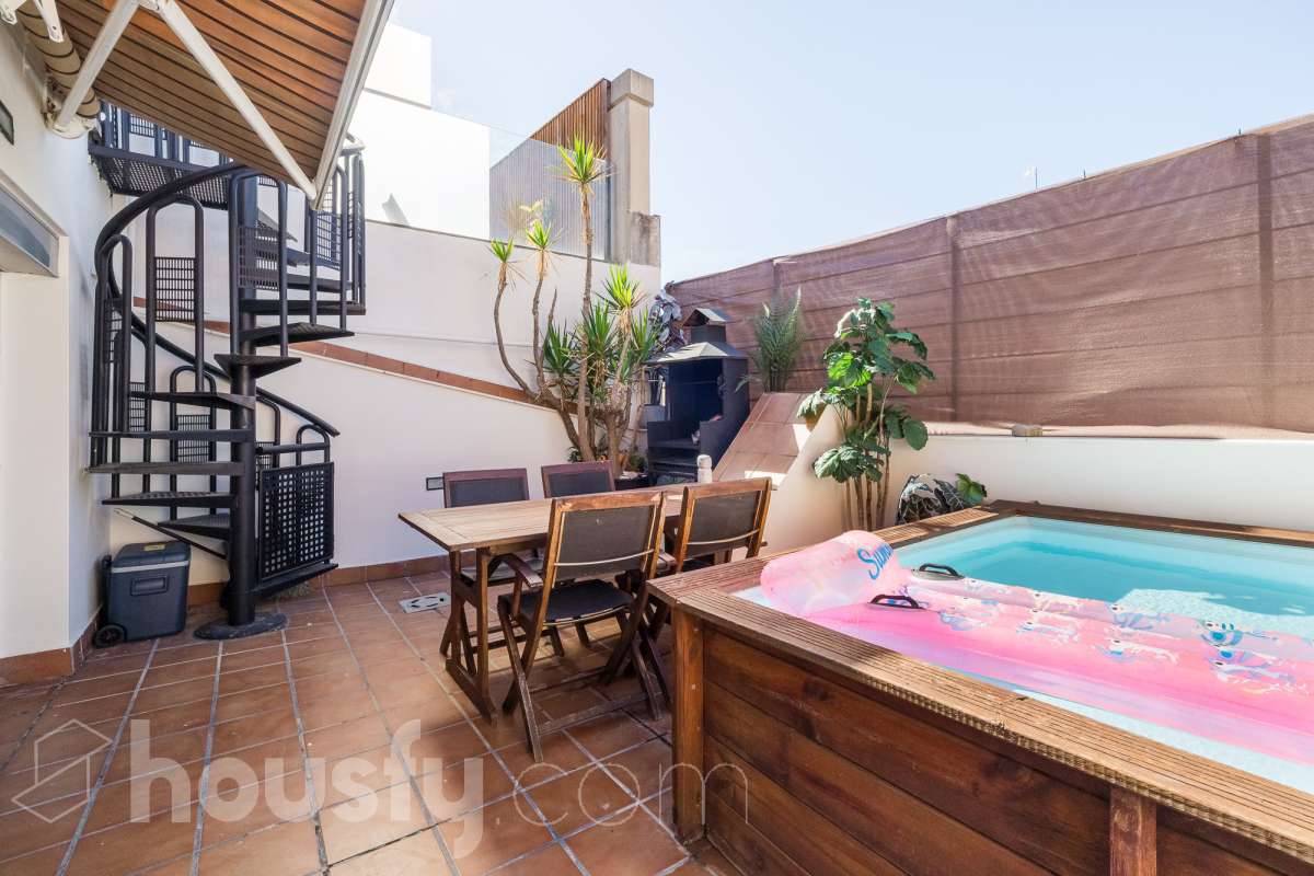 Housfy vende 🏡 amplio tríplex ubicado en Badalona, el cuál consta de 146m2 construidos (verificados con la Dirección General de Catastro). Construido en el año 2003. Distribución de estancias Acceso a vivienda por planta intermedia (4ª Planta) con salón comedor, recibidor, cocina, aseo y salida a balcón exterior con vistas al carrer Francensc Layret. Planta inferior (3ª Planta) consta de 3 dormitorios, un cuarto de baño y salida a balcón. Planta Superior (5ª Planta) con espacio polivalente actualmente destinado a dormitorio, con baño completo y salida a terraza. La vivienda dispone de 146m2 construidos, de los cuales son 114 útiles, terraza de 24m2 y dos balcones de aproximadamente 4m2. Plaza de aparcamiento opcional (NO INCLUIDO EN EL PRECIO) Características específicas : -Cédula de habitabilidad -Ascensor - Ubicación inmejorable. - Conectado con todos los servicios y transporte público. Zona y entorno Respecto a la ubicación, se sitúa en Badalona, municipio de Barcelona. Esta propiedad se encuentra cerca de transporte público, colegios, supermercados y farmacias. Aviso legal El precio de venta no incluye gastos de la compraventa como notaría, registro, impuestos, ni tampoco honorarios agencia. Esta publicación no es vinculante. Consulta siempre la nota simple con Housfy antes de formalizar la compraventa. Sobre nosotros Housfy es la plataforma integral de servicios inmobiliarios. Nuestra combinación de expertos y tecnología pone al alcance de todo el mundo servicios cómodos, claros y seguros. AICAT número: 7922. Nos encargamos de la gestión y asesoramiento de la compra. ¡Olvídate de todo! Hacemos los trámites por ti. Y, si además necesitas financiación, ponemos a tu disposición un bróker hipotecario para ayudarte a conseguir las mejores condiciones para tu perfil económico. ¿Quieres visitarla? Contacta con Housfy y agenda tu visita sin compromiso. Más información en: housfy.com En cumplimiento de la Ley 8/2026 en Cataluña, el certificado de presencia o ausencia de amianto se encuentra en proceso de tramitación.-4