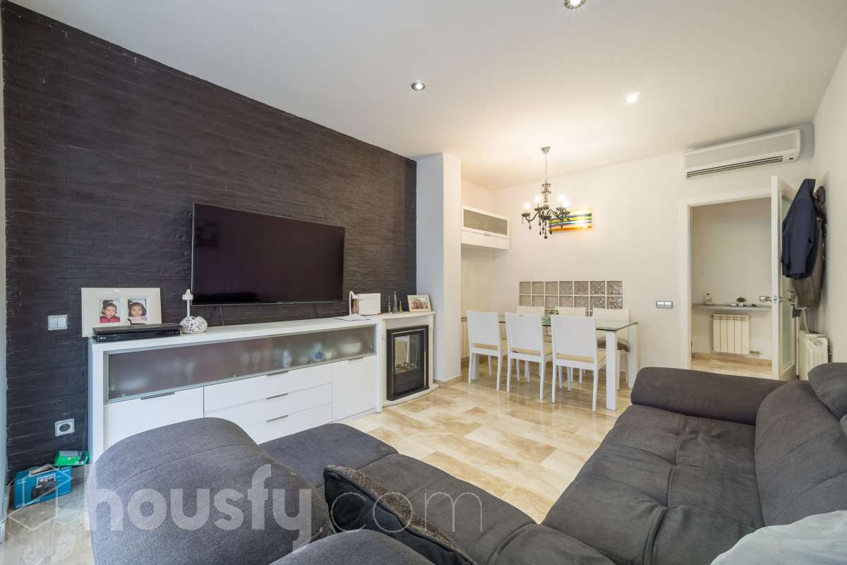 Housfy vende 🏡 amplio tríplex ubicado en Badalona, el cuál consta de 146m2 construidos (verificados con la Dirección General de Catastro). Construido en el año 2003. Distribución de estancias Acceso a vivienda por planta intermedia (4ª Planta) con salón comedor, recibidor, cocina, aseo y salida a balcón exterior con vistas al carrer Francensc Layret. Planta inferior (3ª Planta) consta de 3 dormitorios, un cuarto de baño y salida a balcón. Planta Superior (5ª Planta) con espacio polivalente actualmente destinado a dormitorio, con baño completo y salida a terraza. La vivienda dispone de 146m2 construidos, de los cuales son 114 útiles, terraza de 24m2 y dos balcones de aproximadamente 4m2. Plaza de aparcamiento opcional (NO INCLUIDO EN EL PRECIO) Características específicas : -Cédula de habitabilidad -Ascensor - Ubicación inmejorable. - Conectado con todos los servicios y transporte público. Zona y entorno Respecto a la ubicación, se sitúa en Badalona, municipio de Barcelona. Esta propiedad se encuentra cerca de transporte público, colegios, supermercados y farmacias. Aviso legal El precio de venta no incluye gastos de la compraventa como notaría, registro, impuestos, ni tampoco honorarios agencia. Esta publicación no es vinculante. Consulta siempre la nota simple con Housfy antes de formalizar la compraventa. Sobre nosotros Housfy es la plataforma integral de servicios inmobiliarios. Nuestra combinación de expertos y tecnología pone al alcance de todo el mundo servicios cómodos, claros y seguros. AICAT número: 7922. Nos encargamos de la gestión y asesoramiento de la compra. ¡Olvídate de todo! Hacemos los trámites por ti. Y, si además necesitas financiación, ponemos a tu disposición un bróker hipotecario para ayudarte a conseguir las mejores condiciones para tu perfil económico. ¿Quieres visitarla? Contacta con Housfy y agenda tu visita sin compromiso. Más información en: housfy.com En cumplimiento de la Ley 8/2026 en Cataluña, el certificado de presencia o ausencia de amianto se encuentra en proceso de tramitación.-22