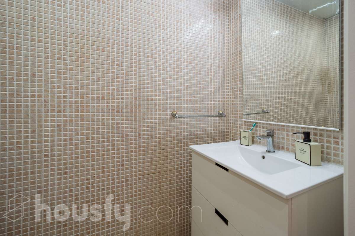 Housfy vende 🏡 amplio tríplex ubicado en Badalona, el cuál consta de 146m2 construidos (verificados con la Dirección General de Catastro). Construido en el año 2003. Distribución de estancias Acceso a vivienda por planta intermedia (4ª Planta) con salón comedor, recibidor, cocina, aseo y salida a balcón exterior con vistas al carrer Francensc Layret. Planta inferior (3ª Planta) consta de 3 dormitorios, un cuarto de baño y salida a balcón. Planta Superior (5ª Planta) con espacio polivalente actualmente destinado a dormitorio, con baño completo y salida a terraza. La vivienda dispone de 146m2 construidos, de los cuales son 114 útiles, terraza de 24m2 y dos balcones de aproximadamente 4m2. Plaza de aparcamiento opcional (NO INCLUIDO EN EL PRECIO) Características específicas : -Cédula de habitabilidad -Ascensor - Ubicación inmejorable. - Conectado con todos los servicios y transporte público. Zona y entorno Respecto a la ubicación, se sitúa en Badalona, municipio de Barcelona. Esta propiedad se encuentra cerca de transporte público, colegios, supermercados y farmacias. Aviso legal El precio de venta no incluye gastos de la compraventa como notaría, registro, impuestos, ni tampoco honorarios agencia. Esta publicación no es vinculante. Consulta siempre la nota simple con Housfy antes de formalizar la compraventa. Sobre nosotros Housfy es la plataforma integral de servicios inmobiliarios. Nuestra combinación de expertos y tecnología pone al alcance de todo el mundo servicios cómodos, claros y seguros. AICAT número: 7922. Nos encargamos de la gestión y asesoramiento de la compra. ¡Olvídate de todo! Hacemos los trámites por ti. Y, si además necesitas financiación, ponemos a tu disposición un bróker hipotecario para ayudarte a conseguir las mejores condiciones para tu perfil económico. ¿Quieres visitarla? Contacta con Housfy y agenda tu visita sin compromiso. Más información en: housfy.com En cumplimiento de la Ley 8/2026 en Cataluña, el certificado de presencia o ausencia de amianto se encuentra en proceso de tramitación.-17