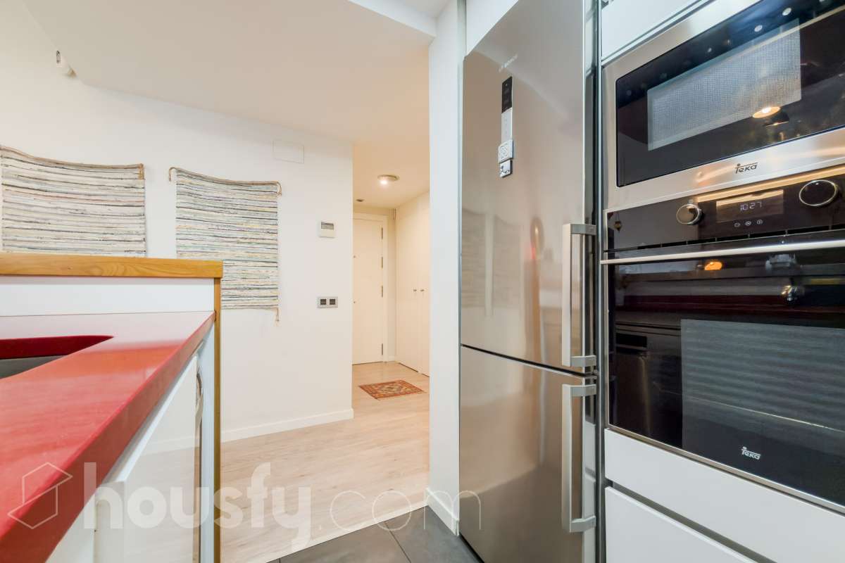 Housfy vende 🏡 amplio piso ubicado en Badalona, el cuál consta de 107m2 construidos (verificados con la Dirección General de Catastro). Construido en el año: 2016. Distribución de estancias -Salón-comedor -3 Dormitorios -2 Baños -Cocina equipada Características específicas -Ascensor -Aire acondicionado -Terraza -Plaza de garaje opcional. Zona y entorno Respecto a la ubicación, se sitúa en Badalona, municipio de Barcelona. Esta propiedad se encuentra cerca de transporte público, colegios, supermercados y farmacias. Aviso legal El precio de venta no incluye gastos de la compraventa como notaría, registro, impuestos, ni tampoco honorarios agencia. Esta publicación no es vinculante. Consulta siempre la nota simple con Housfy antes de formalizar la compraventa. Sobre nosotros Housfy es la plataforma integral de servicios inmobiliarios. Nuestra combinación de expertos y tecnología pone al alcance de todo el mundo servicios cómodos, claros y seguros. AICAT número: 7922. Nos encargamos de la gestión y asesoramiento de la compra. ¡Olvídate de todo! Hacemos los trámites por ti. Y, si además necesitas financiación, ponemos a tu disposición un bróker hipotecario para ayudarte a conseguir las mejores condiciones para tu perfil económico. ¿Quieres visitarla? Contacta con Housfy y agenda tu visita sin compromiso. Más información en: housfy.com En cumplimiento de la Ley 8/2026 en Cataluña, el certificado de presencia o ausencia de amianto se encuentra en proceso de tramitación.-10