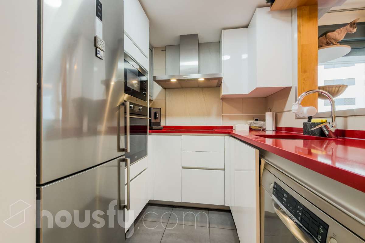 Housfy vende 🏡 amplio piso ubicado en Badalona, el cuál consta de 107m2 construidos (verificados con la Dirección General de Catastro). Construido en el año: 2016. Distribución de estancias -Salón-comedor -3 Dormitorios -2 Baños -Cocina equipada Características específicas -Ascensor -Aire acondicionado -Terraza -Plaza de garaje opcional. Zona y entorno Respecto a la ubicación, se sitúa en Badalona, municipio de Barcelona. Esta propiedad se encuentra cerca de transporte público, colegios, supermercados y farmacias. Aviso legal El precio de venta no incluye gastos de la compraventa como notaría, registro, impuestos, ni tampoco honorarios agencia. Esta publicación no es vinculante. Consulta siempre la nota simple con Housfy antes de formalizar la compraventa. Sobre nosotros Housfy es la plataforma integral de servicios inmobiliarios. Nuestra combinación de expertos y tecnología pone al alcance de todo el mundo servicios cómodos, claros y seguros. AICAT número: 7922. Nos encargamos de la gestión y asesoramiento de la compra. ¡Olvídate de todo! Hacemos los trámites por ti. Y, si además necesitas financiación, ponemos a tu disposición un bróker hipotecario para ayudarte a conseguir las mejores condiciones para tu perfil económico. ¿Quieres visitarla? Contacta con Housfy y agenda tu visita sin compromiso. Más información en: housfy.com En cumplimiento de la Ley 8/2026 en Cataluña, el certificado de presencia o ausencia de amianto se encuentra en proceso de tramitación.-9