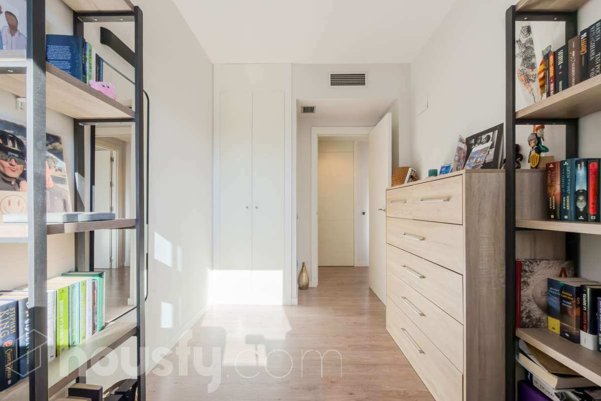 Housfy vende 🏡 amplio piso ubicado en Badalona, el cuál consta de 107m2 construidos (verificados con la Dirección General de Catastro). Construido en el año: 2016. Distribución de estancias -Salón-comedor -3 Dormitorios -2 Baños -Cocina equipada Características específicas -Ascensor -Aire acondicionado -Terraza -Plaza de garaje opcional. Zona y entorno Respecto a la ubicación, se sitúa en Badalona, municipio de Barcelona. Esta propiedad se encuentra cerca de transporte público, colegios, supermercados y farmacias. Aviso legal El precio de venta no incluye gastos de la compraventa como notaría, registro, impuestos, ni tampoco honorarios agencia. Esta publicación no es vinculante. Consulta siempre la nota simple con Housfy antes de formalizar la compraventa. Sobre nosotros Housfy es la plataforma integral de servicios inmobiliarios. Nuestra combinación de expertos y tecnología pone al alcance de todo el mundo servicios cómodos, claros y seguros. AICAT número: 7922. Nos encargamos de la gestión y asesoramiento de la compra. ¡Olvídate de todo! Hacemos los trámites por ti. Y, si además necesitas financiación, ponemos a tu disposición un bróker hipotecario para ayudarte a conseguir las mejores condiciones para tu perfil económico. ¿Quieres visitarla? Contacta con Housfy y agenda tu visita sin compromiso. Más información en: housfy.com En cumplimiento de la Ley 8/2026 en Cataluña, el certificado de presencia o ausencia de amianto se encuentra en proceso de tramitación.-18