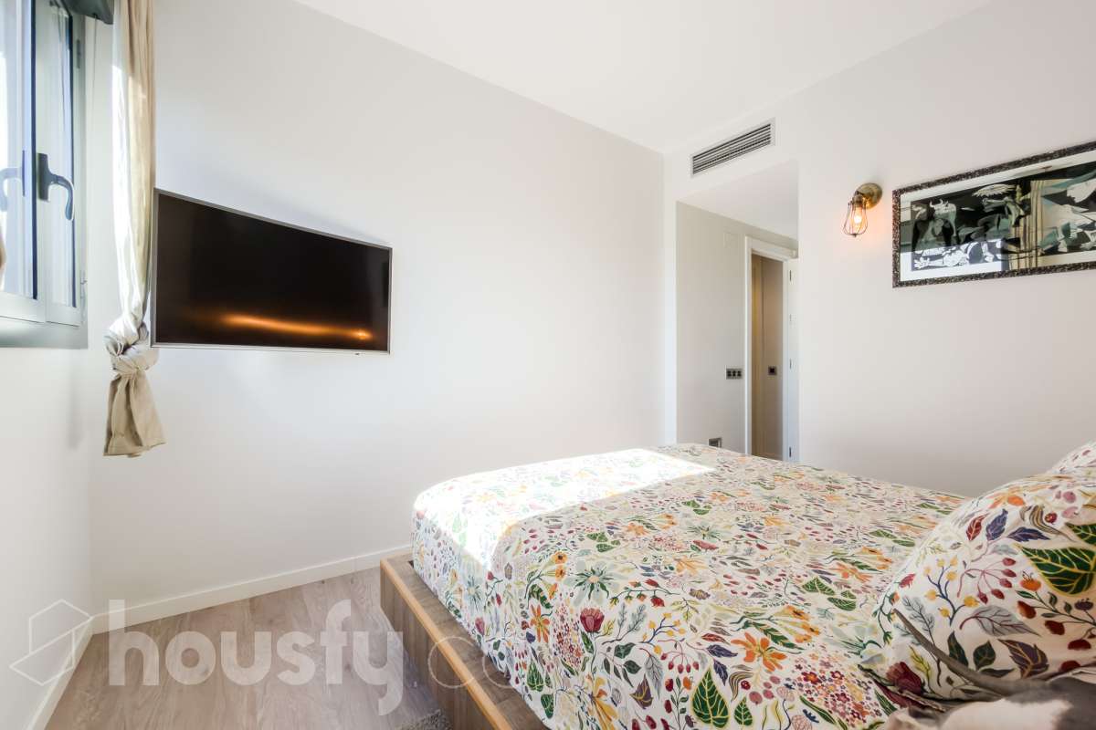 Housfy vende 🏡 amplio piso ubicado en Badalona, el cuál consta de 107m2 construidos (verificados con la Dirección General de Catastro). Construido en el año: 2016. Distribución de estancias -Salón-comedor -3 Dormitorios -2 Baños -Cocina equipada Características específicas -Ascensor -Aire acondicionado -Terraza -Plaza de garaje opcional. Zona y entorno Respecto a la ubicación, se sitúa en Badalona, municipio de Barcelona. Esta propiedad se encuentra cerca de transporte público, colegios, supermercados y farmacias. Aviso legal El precio de venta no incluye gastos de la compraventa como notaría, registro, impuestos, ni tampoco honorarios agencia. Esta publicación no es vinculante. Consulta siempre la nota simple con Housfy antes de formalizar la compraventa. Sobre nosotros Housfy es la plataforma integral de servicios inmobiliarios. Nuestra combinación de expertos y tecnología pone al alcance de todo el mundo servicios cómodos, claros y seguros. AICAT número: 7922. Nos encargamos de la gestión y asesoramiento de la compra. ¡Olvídate de todo! Hacemos los trámites por ti. Y, si además necesitas financiación, ponemos a tu disposición un bróker hipotecario para ayudarte a conseguir las mejores condiciones para tu perfil económico. ¿Quieres visitarla? Contacta con Housfy y agenda tu visita sin compromiso. Más información en: housfy.com En cumplimiento de la Ley 8/2026 en Cataluña, el certificado de presencia o ausencia de amianto se encuentra en proceso de tramitación.-21