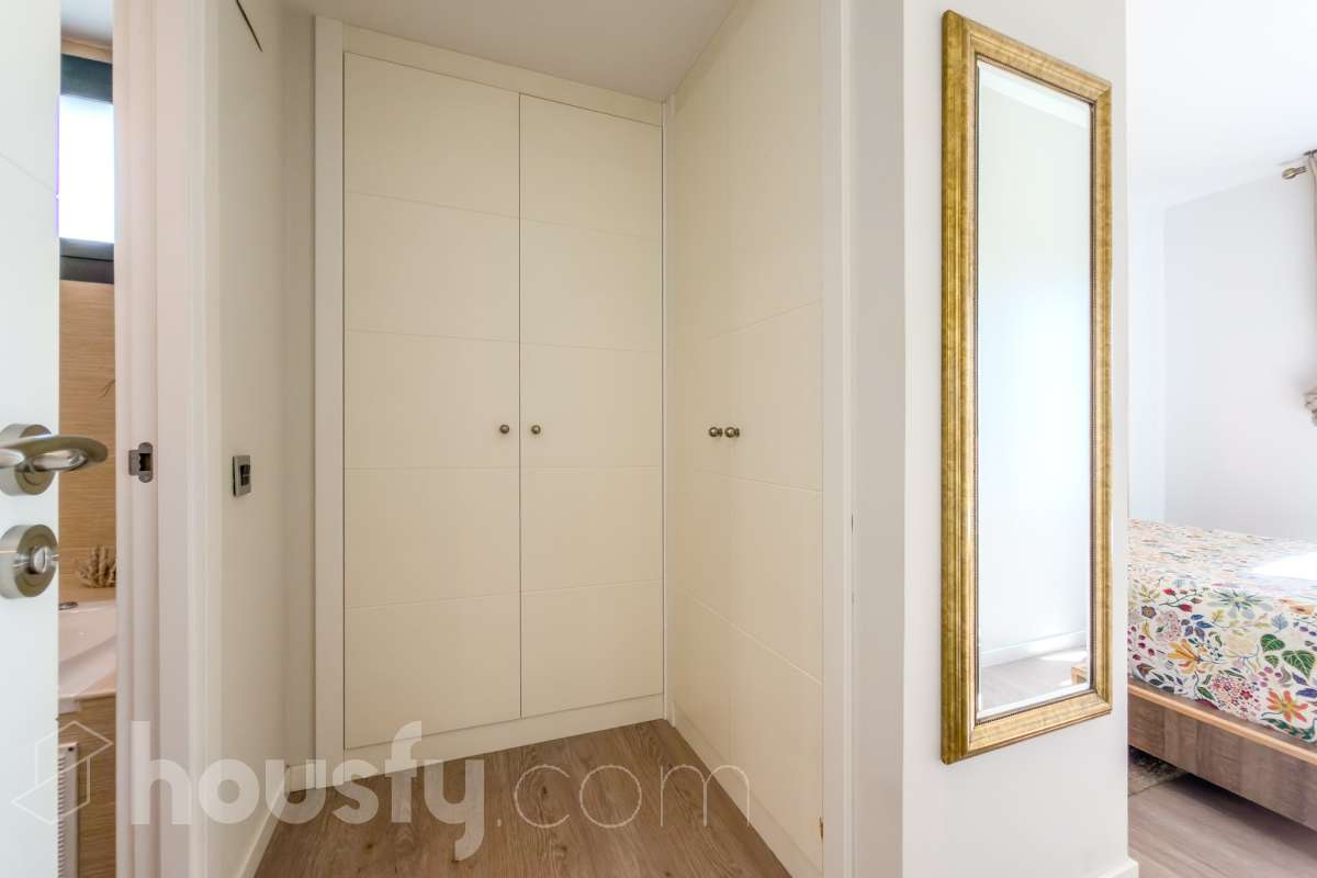 Housfy vende 🏡 amplio piso ubicado en Badalona, el cuál consta de 107m2 construidos (verificados con la Dirección General de Catastro). Construido en el año: 2016. Distribución de estancias -Salón-comedor -3 Dormitorios -2 Baños -Cocina equipada Características específicas -Ascensor -Aire acondicionado -Terraza -Plaza de garaje opcional. Zona y entorno Respecto a la ubicación, se sitúa en Badalona, municipio de Barcelona. Esta propiedad se encuentra cerca de transporte público, colegios, supermercados y farmacias. Aviso legal El precio de venta no incluye gastos de la compraventa como notaría, registro, impuestos, ni tampoco honorarios agencia. Esta publicación no es vinculante. Consulta siempre la nota simple con Housfy antes de formalizar la compraventa. Sobre nosotros Housfy es la plataforma integral de servicios inmobiliarios. Nuestra combinación de expertos y tecnología pone al alcance de todo el mundo servicios cómodos, claros y seguros. AICAT número: 7922. Nos encargamos de la gestión y asesoramiento de la compra. ¡Olvídate de todo! Hacemos los trámites por ti. Y, si además necesitas financiación, ponemos a tu disposición un bróker hipotecario para ayudarte a conseguir las mejores condiciones para tu perfil económico. ¿Quieres visitarla? Contacta con Housfy y agenda tu visita sin compromiso. Más información en: housfy.com En cumplimiento de la Ley 8/2026 en Cataluña, el certificado de presencia o ausencia de amianto se encuentra en proceso de tramitación.-25