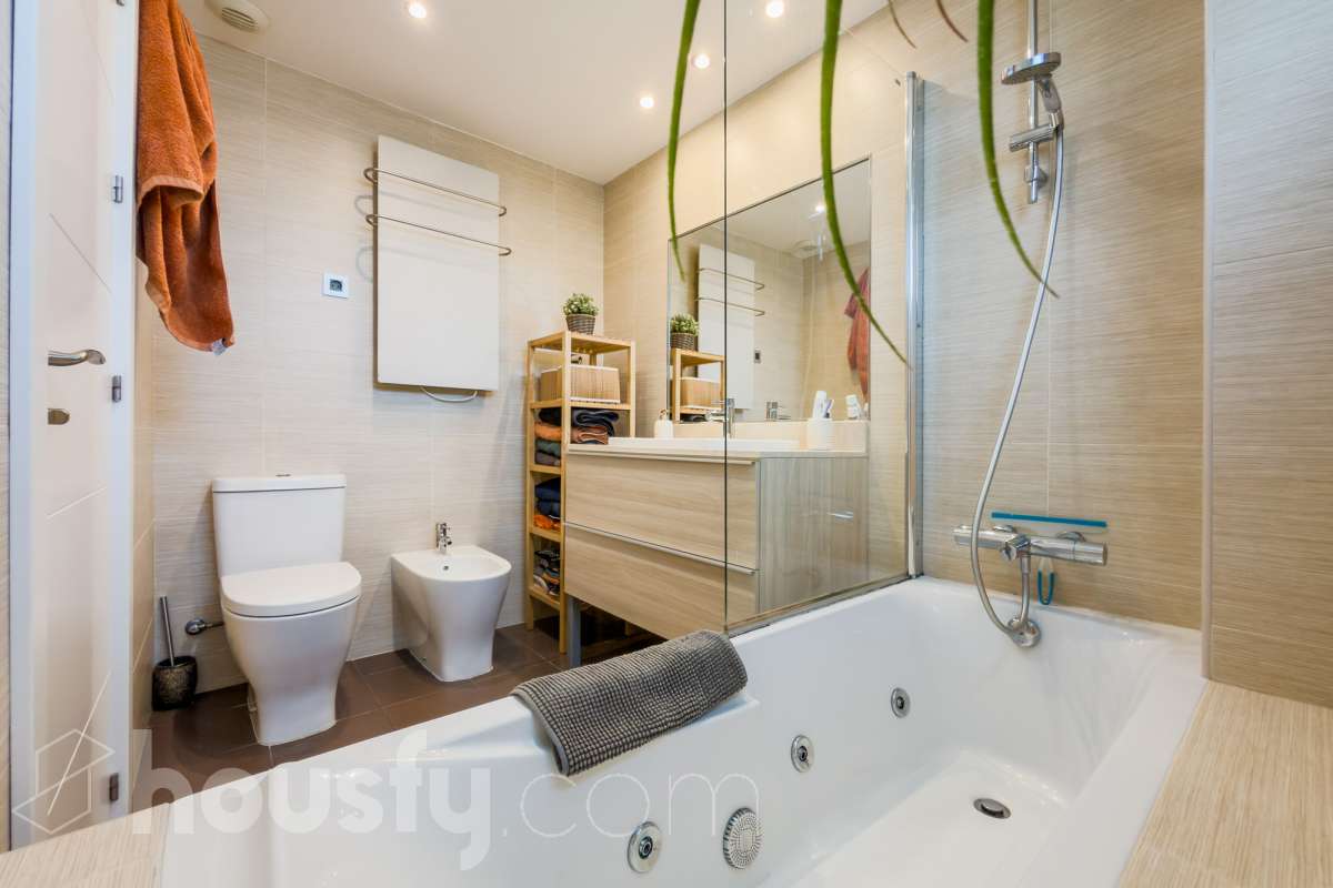 Housfy vende 🏡 amplio piso ubicado en Badalona, el cuál consta de 107m2 construidos (verificados con la Dirección General de Catastro). Construido en el año: 2016. Distribución de estancias -Salón-comedor -3 Dormitorios -2 Baños -Cocina equipada Características específicas -Ascensor -Aire acondicionado -Terraza -Plaza de garaje opcional. Zona y entorno Respecto a la ubicación, se sitúa en Badalona, municipio de Barcelona. Esta propiedad se encuentra cerca de transporte público, colegios, supermercados y farmacias. Aviso legal El precio de venta no incluye gastos de la compraventa como notaría, registro, impuestos, ni tampoco honorarios agencia. Esta publicación no es vinculante. Consulta siempre la nota simple con Housfy antes de formalizar la compraventa. Sobre nosotros Housfy es la plataforma integral de servicios inmobiliarios. Nuestra combinación de expertos y tecnología pone al alcance de todo el mundo servicios cómodos, claros y seguros. AICAT número: 7922. Nos encargamos de la gestión y asesoramiento de la compra. ¡Olvídate de todo! Hacemos los trámites por ti. Y, si además necesitas financiación, ponemos a tu disposición un bróker hipotecario para ayudarte a conseguir las mejores condiciones para tu perfil económico. ¿Quieres visitarla? Contacta con Housfy y agenda tu visita sin compromiso. Más información en: housfy.com En cumplimiento de la Ley 8/2026 en Cataluña, el certificado de presencia o ausencia de amianto se encuentra en proceso de tramitación.-27