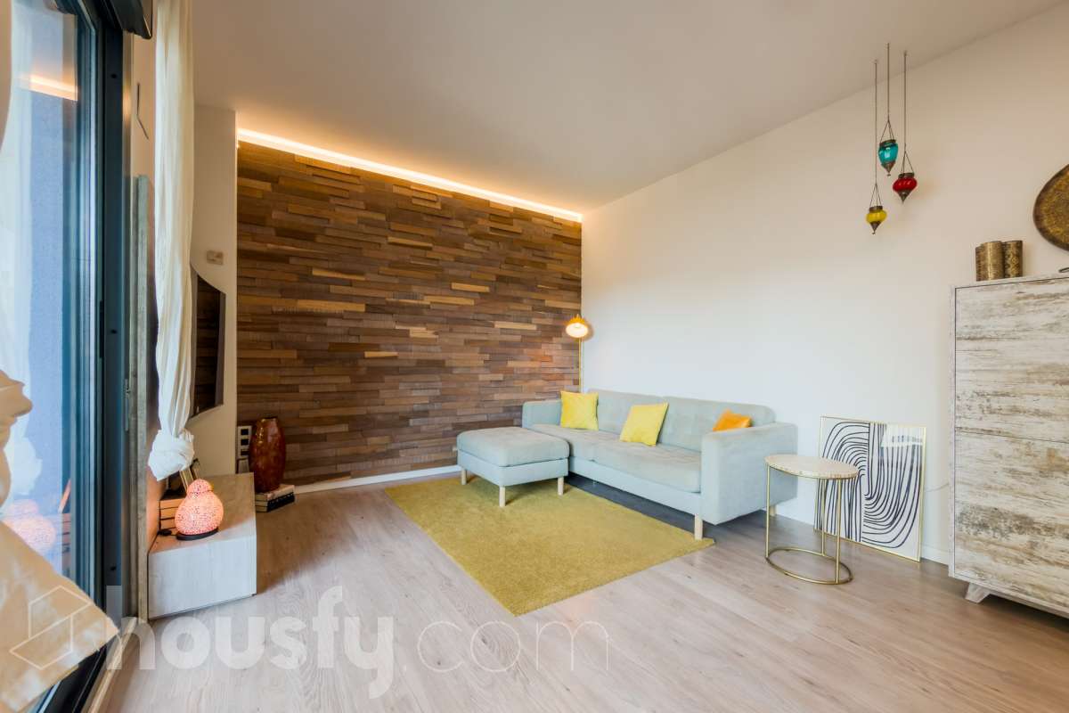 Housfy vende 🏡 amplio piso ubicado en Badalona, el cuál consta de 107m2 construidos (verificados con la Dirección General de Catastro). Construido en el año: 2016. Distribución de estancias -Salón-comedor -3 Dormitorios -2 Baños -Cocina equipada Características específicas -Ascensor -Aire acondicionado -Terraza -Plaza de garaje opcional. Zona y entorno Respecto a la ubicación, se sitúa en Badalona, municipio de Barcelona. Esta propiedad se encuentra cerca de transporte público, colegios, supermercados y farmacias. Aviso legal El precio de venta no incluye gastos de la compraventa como notaría, registro, impuestos, ni tampoco honorarios agencia. Esta publicación no es vinculante. Consulta siempre la nota simple con Housfy antes de formalizar la compraventa. Sobre nosotros Housfy es la plataforma integral de servicios inmobiliarios. Nuestra combinación de expertos y tecnología pone al alcance de todo el mundo servicios cómodos, claros y seguros. AICAT número: 7922. Nos encargamos de la gestión y asesoramiento de la compra. ¡Olvídate de todo! Hacemos los trámites por ti. Y, si además necesitas financiación, ponemos a tu disposición un bróker hipotecario para ayudarte a conseguir las mejores condiciones para tu perfil económico. ¿Quieres visitarla? Contacta con Housfy y agenda tu visita sin compromiso. Más información en: housfy.com En cumplimiento de la Ley 8/2026 en Cataluña, el certificado de presencia o ausencia de amianto se encuentra en proceso de tramitación.-3