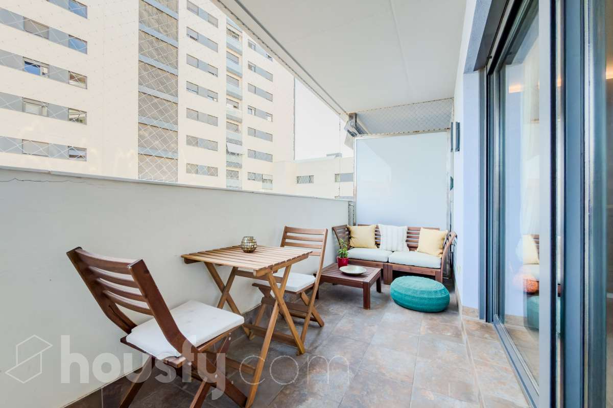 Housfy vende 🏡 amplio piso ubicado en Badalona, el cuál consta de 107m2 construidos (verificados con la Dirección General de Catastro). Construido en el año: 2016. Distribución de estancias -Salón-comedor -3 Dormitorios -2 Baños -Cocina equipada Características específicas -Ascensor -Aire acondicionado -Terraza -Plaza de garaje opcional. Zona y entorno Respecto a la ubicación, se sitúa en Badalona, municipio de Barcelona. Esta propiedad se encuentra cerca de transporte público, colegios, supermercados y farmacias. Aviso legal El precio de venta no incluye gastos de la compraventa como notaría, registro, impuestos, ni tampoco honorarios agencia. Esta publicación no es vinculante. Consulta siempre la nota simple con Housfy antes de formalizar la compraventa. Sobre nosotros Housfy es la plataforma integral de servicios inmobiliarios. Nuestra combinación de expertos y tecnología pone al alcance de todo el mundo servicios cómodos, claros y seguros. AICAT número: 7922. Nos encargamos de la gestión y asesoramiento de la compra. ¡Olvídate de todo! Hacemos los trámites por ti. Y, si además necesitas financiación, ponemos a tu disposición un bróker hipotecario para ayudarte a conseguir las mejores condiciones para tu perfil económico. ¿Quieres visitarla? Contacta con Housfy y agenda tu visita sin compromiso. Más información en: housfy.com En cumplimiento de la Ley 8/2026 en Cataluña, el certificado de presencia o ausencia de amianto se encuentra en proceso de tramitación.-6