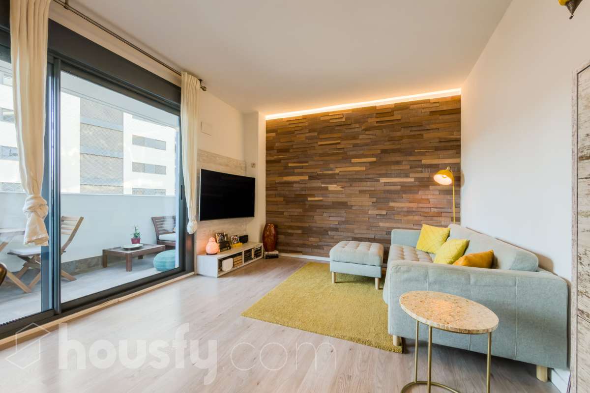 Housfy vende 🏡 amplio piso ubicado en Badalona, el cuál consta de 107m2 construidos (verificados con la Dirección General de Catastro). Construido en el año: 2016. Distribución de estancias -Salón-comedor -3 Dormitorios -2 Baños -Cocina equipada Características específicas -Ascensor -Aire acondicionado -Terraza -Plaza de garaje opcional. Zona y entorno Respecto a la ubicación, se sitúa en Badalona, municipio de Barcelona. Esta propiedad se encuentra cerca de transporte público, colegios, supermercados y farmacias. Aviso legal El precio de venta no incluye gastos de la compraventa como notaría, registro, impuestos, ni tampoco honorarios agencia. Esta publicación no es vinculante. Consulta siempre la nota simple con Housfy antes de formalizar la compraventa. Sobre nosotros Housfy es la plataforma integral de servicios inmobiliarios. Nuestra combinación de expertos y tecnología pone al alcance de todo el mundo servicios cómodos, claros y seguros. AICAT número: 7922. Nos encargamos de la gestión y asesoramiento de la compra. ¡Olvídate de todo! Hacemos los trámites por ti. Y, si además necesitas financiación, ponemos a tu disposición un bróker hipotecario para ayudarte a conseguir las mejores condiciones para tu perfil económico. ¿Quieres visitarla? Contacta con Housfy y agenda tu visita sin compromiso. Más información en: housfy.com En cumplimiento de la Ley 8/2026 en Cataluña, el certificado de presencia o ausencia de amianto se encuentra en proceso de tramitación.-2