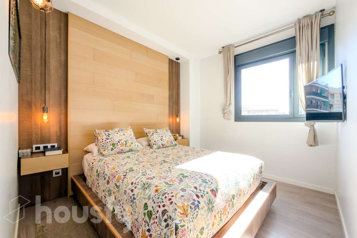 Housfy vende 🏡 amplio piso ubicado en Badalona, el cuál consta de 107m2 construidos (verificados con la Dirección General de Catastro). Construido en el año: 2016. Distribución de estancias -Salón-comedor -3 Dormitorios -2 Baños -Cocina equipada Características específicas -Ascensor -Aire acondicionado -Terraza -Plaza de garaje opcional. Zona y entorno Respecto a la ubicación, se sitúa en Badalona, municipio de Barcelona. Esta propiedad se encuentra cerca de transporte público, colegios, supermercados y farmacias. Aviso legal El precio de venta no incluye gastos de la compraventa como notaría, registro, impuestos, ni tampoco honorarios agencia. Esta publicación no es vinculante. Consulta siempre la nota simple con Housfy antes de formalizar la compraventa. Sobre nosotros Housfy es la plataforma integral de servicios inmobiliarios. Nuestra combinación de expertos y tecnología pone al alcance de todo el mundo servicios cómodos, claros y seguros. AICAT número: 7922. Nos encargamos de la gestión y asesoramiento de la compra. ¡Olvídate de todo! Hacemos los trámites por ti. Y, si además necesitas financiación, ponemos a tu disposición un bróker hipotecario para ayudarte a conseguir las mejores condiciones para tu perfil económico. ¿Quieres visitarla? Contacta con Housfy y agenda tu visita sin compromiso. Más información en: housfy.com En cumplimiento de la Ley 8/2026 en Cataluña, el certificado de presencia o ausencia de amianto se encuentra en proceso de tramitación.-20