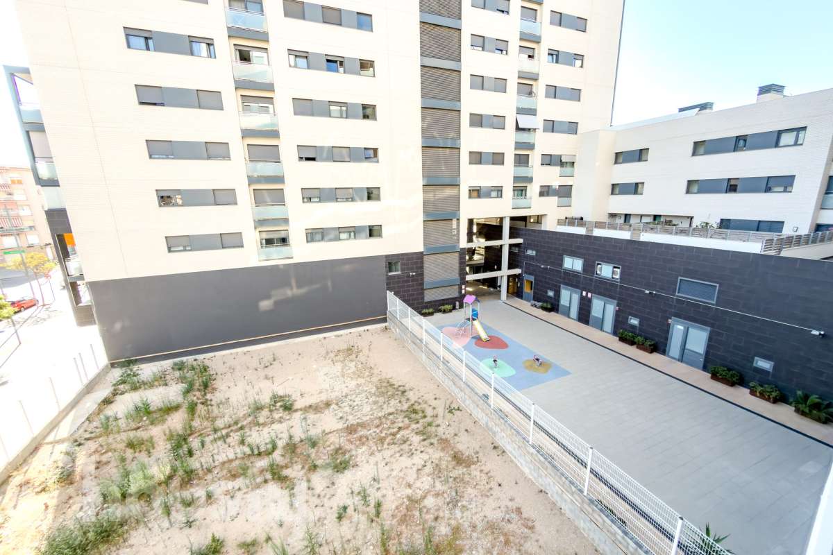 Housfy vende 🏡 amplio piso ubicado en Badalona, el cuál consta de 107m2 construidos (verificados con la Dirección General de Catastro). Construido en el año: 2016. Distribución de estancias -Salón-comedor -3 Dormitorios -2 Baños -Cocina equipada Características específicas -Ascensor -Aire acondicionado -Terraza -Plaza de garaje opcional. Zona y entorno Respecto a la ubicación, se sitúa en Badalona, municipio de Barcelona. Esta propiedad se encuentra cerca de transporte público, colegios, supermercados y farmacias. Aviso legal El precio de venta no incluye gastos de la compraventa como notaría, registro, impuestos, ni tampoco honorarios agencia. Esta publicación no es vinculante. Consulta siempre la nota simple con Housfy antes de formalizar la compraventa. Sobre nosotros Housfy es la plataforma integral de servicios inmobiliarios. Nuestra combinación de expertos y tecnología pone al alcance de todo el mundo servicios cómodos, claros y seguros. AICAT número: 7922. Nos encargamos de la gestión y asesoramiento de la compra. ¡Olvídate de todo! Hacemos los trámites por ti. Y, si además necesitas financiación, ponemos a tu disposición un bróker hipotecario para ayudarte a conseguir las mejores condiciones para tu perfil económico. ¿Quieres visitarla? Contacta con Housfy y agenda tu visita sin compromiso. Más información en: housfy.com En cumplimiento de la Ley 8/2026 en Cataluña, el certificado de presencia o ausencia de amianto se encuentra en proceso de tramitación.-28