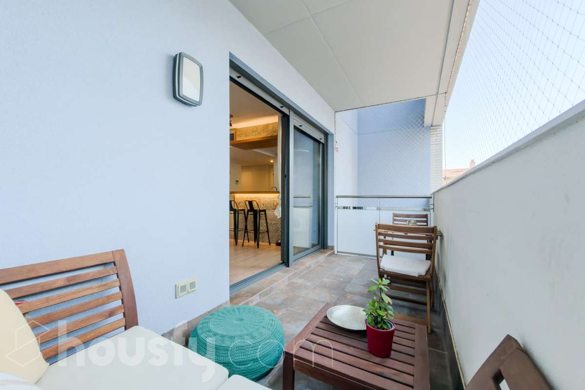 Housfy vende 🏡 amplio piso ubicado en Badalona, el cuál consta de 107m2 construidos (verificados con la Dirección General de Catastro). Construido en el año: 2016. Distribución de estancias -Salón-comedor -3 Dormitorios -2 Baños -Cocina equipada Características específicas -Ascensor -Aire acondicionado -Terraza -Plaza de garaje opcional. Zona y entorno Respecto a la ubicación, se sitúa en Badalona, municipio de Barcelona. Esta propiedad se encuentra cerca de transporte público, colegios, supermercados y farmacias. Aviso legal El precio de venta no incluye gastos de la compraventa como notaría, registro, impuestos, ni tampoco honorarios agencia. Esta publicación no es vinculante. Consulta siempre la nota simple con Housfy antes de formalizar la compraventa. Sobre nosotros Housfy es la plataforma integral de servicios inmobiliarios. Nuestra combinación de expertos y tecnología pone al alcance de todo el mundo servicios cómodos, claros y seguros. AICAT número: 7922. Nos encargamos de la gestión y asesoramiento de la compra. ¡Olvídate de todo! Hacemos los trámites por ti. Y, si además necesitas financiación, ponemos a tu disposición un bróker hipotecario para ayudarte a conseguir las mejores condiciones para tu perfil económico. ¿Quieres visitarla? Contacta con Housfy y agenda tu visita sin compromiso. Más información en: housfy.com En cumplimiento de la Ley 8/2026 en Cataluña, el certificado de presencia o ausencia de amianto se encuentra en proceso de tramitación.-5