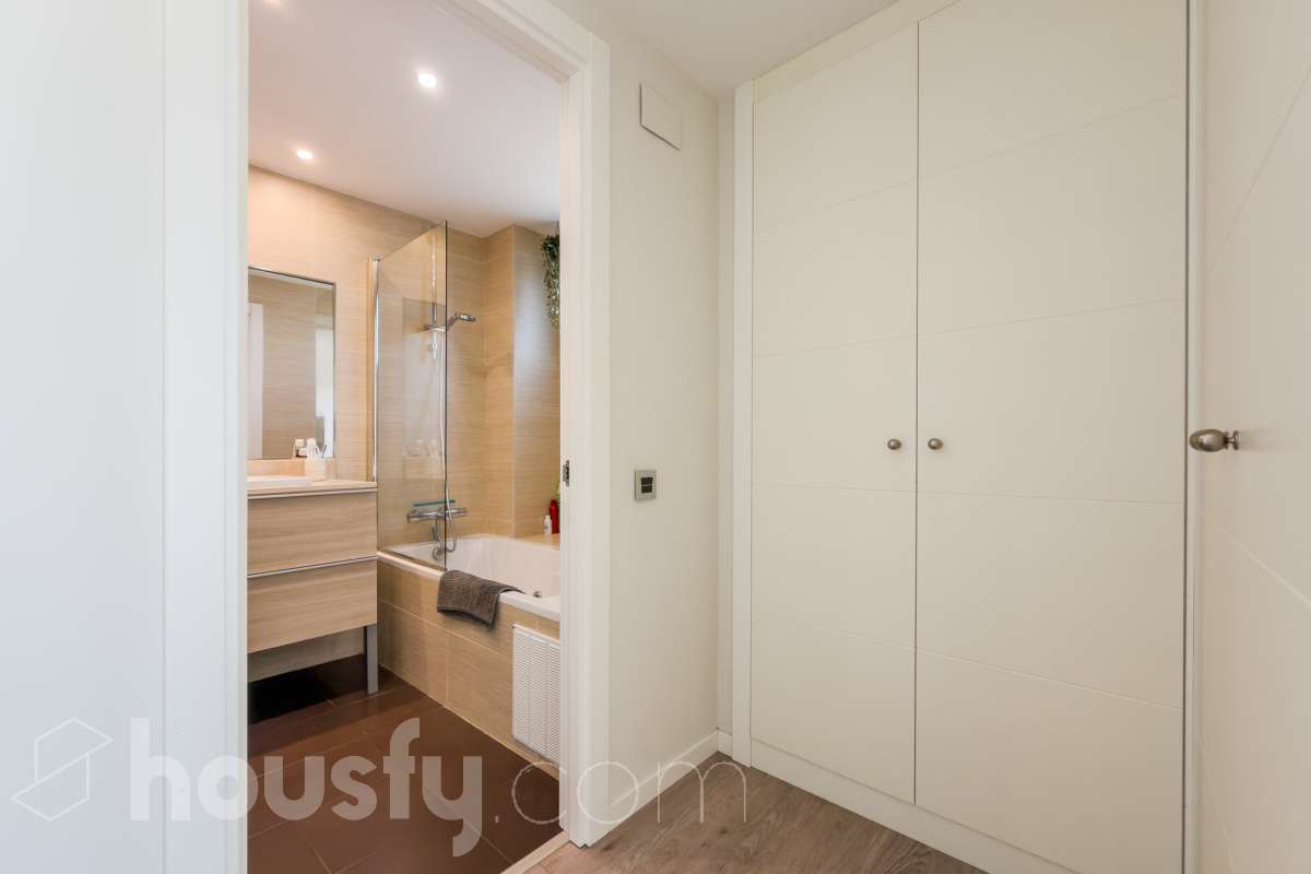 Housfy vende 🏡 amplio piso ubicado en Badalona, el cuál consta de 107m2 construidos (verificados con la Dirección General de Catastro). Construido en el año: 2016. Distribución de estancias -Salón-comedor -3 Dormitorios -2 Baños -Cocina equipada Características específicas -Ascensor -Aire acondicionado -Terraza -Plaza de garaje opcional. Zona y entorno Respecto a la ubicación, se sitúa en Badalona, municipio de Barcelona. Esta propiedad se encuentra cerca de transporte público, colegios, supermercados y farmacias. Aviso legal El precio de venta no incluye gastos de la compraventa como notaría, registro, impuestos, ni tampoco honorarios agencia. Esta publicación no es vinculante. Consulta siempre la nota simple con Housfy antes de formalizar la compraventa. Sobre nosotros Housfy es la plataforma integral de servicios inmobiliarios. Nuestra combinación de expertos y tecnología pone al alcance de todo el mundo servicios cómodos, claros y seguros. AICAT número: 7922. Nos encargamos de la gestión y asesoramiento de la compra. ¡Olvídate de todo! Hacemos los trámites por ti. Y, si además necesitas financiación, ponemos a tu disposición un bróker hipotecario para ayudarte a conseguir las mejores condiciones para tu perfil económico. ¿Quieres visitarla? Contacta con Housfy y agenda tu visita sin compromiso. Más información en: housfy.com En cumplimiento de la Ley 8/2026 en Cataluña, el certificado de presencia o ausencia de amianto se encuentra en proceso de tramitación.-24