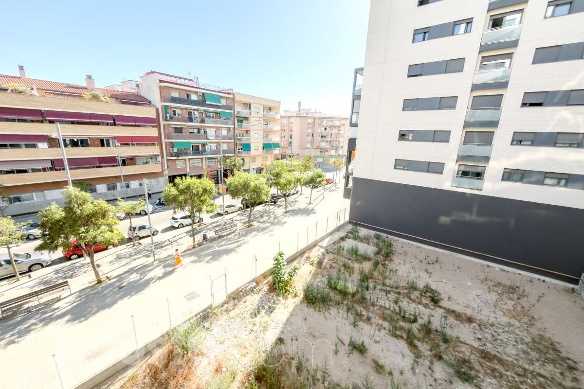 Housfy vende 🏡 amplio piso ubicado en Badalona, el cuál consta de 107m2 construidos (verificados con la Dirección General de Catastro). Construido en el año: 2016. Distribución de estancias -Salón-comedor -3 Dormitorios -2 Baños -Cocina equipada Características específicas -Ascensor -Aire acondicionado -Terraza -Plaza de garaje opcional. Zona y entorno Respecto a la ubicación, se sitúa en Badalona, municipio de Barcelona. Esta propiedad se encuentra cerca de transporte público, colegios, supermercados y farmacias. Aviso legal El precio de venta no incluye gastos de la compraventa como notaría, registro, impuestos, ni tampoco honorarios agencia. Esta publicación no es vinculante. Consulta siempre la nota simple con Housfy antes de formalizar la compraventa. Sobre nosotros Housfy es la plataforma integral de servicios inmobiliarios. Nuestra combinación de expertos y tecnología pone al alcance de todo el mundo servicios cómodos, claros y seguros. AICAT número: 7922. Nos encargamos de la gestión y asesoramiento de la compra. ¡Olvídate de todo! Hacemos los trámites por ti. Y, si además necesitas financiación, ponemos a tu disposición un bróker hipotecario para ayudarte a conseguir las mejores condiciones para tu perfil económico. ¿Quieres visitarla? Contacta con Housfy y agenda tu visita sin compromiso. Más información en: housfy.com En cumplimiento de la Ley 8/2026 en Cataluña, el certificado de presencia o ausencia de amianto se encuentra en proceso de tramitación.-29