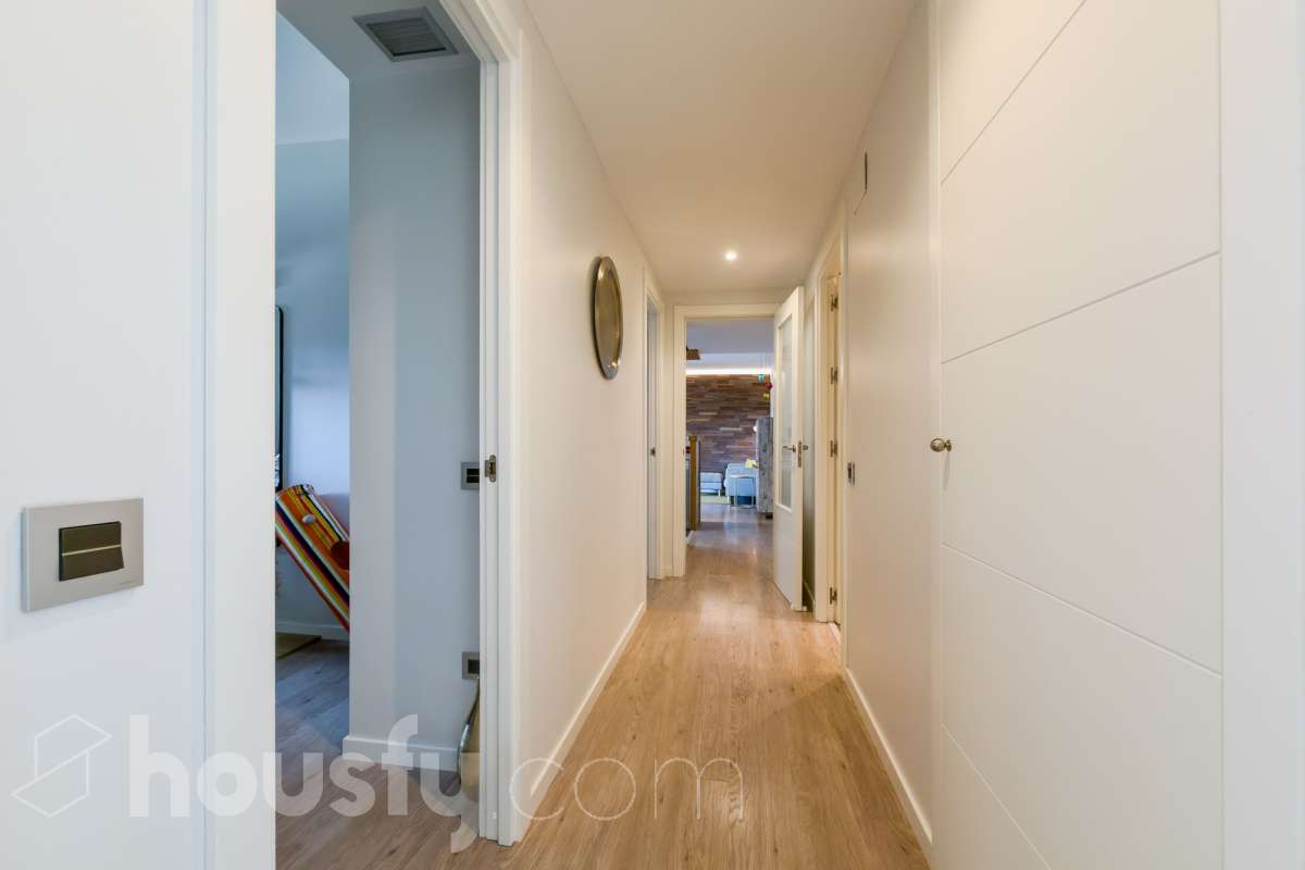 Housfy vende 🏡 amplio piso ubicado en Badalona, el cuál consta de 107m2 construidos (verificados con la Dirección General de Catastro). Construido en el año: 2016. Distribución de estancias -Salón-comedor -3 Dormitorios -2 Baños -Cocina equipada Características específicas -Ascensor -Aire acondicionado -Terraza -Plaza de garaje opcional. Zona y entorno Respecto a la ubicación, se sitúa en Badalona, municipio de Barcelona. Esta propiedad se encuentra cerca de transporte público, colegios, supermercados y farmacias. Aviso legal El precio de venta no incluye gastos de la compraventa como notaría, registro, impuestos, ni tampoco honorarios agencia. Esta publicación no es vinculante. Consulta siempre la nota simple con Housfy antes de formalizar la compraventa. Sobre nosotros Housfy es la plataforma integral de servicios inmobiliarios. Nuestra combinación de expertos y tecnología pone al alcance de todo el mundo servicios cómodos, claros y seguros. AICAT número: 7922. Nos encargamos de la gestión y asesoramiento de la compra. ¡Olvídate de todo! Hacemos los trámites por ti. Y, si además necesitas financiación, ponemos a tu disposición un bróker hipotecario para ayudarte a conseguir las mejores condiciones para tu perfil económico. ¿Quieres visitarla? Contacta con Housfy y agenda tu visita sin compromiso. Más información en: housfy.com En cumplimiento de la Ley 8/2026 en Cataluña, el certificado de presencia o ausencia de amianto se encuentra en proceso de tramitación.-16
