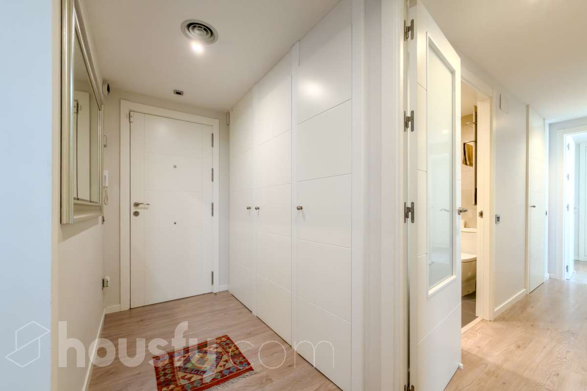 Housfy vende 🏡 amplio piso ubicado en Badalona, el cuál consta de 107m2 construidos (verificados con la Dirección General de Catastro). Construido en el año: 2016. Distribución de estancias -Salón-comedor -3 Dormitorios -2 Baños -Cocina equipada Características específicas -Ascensor -Aire acondicionado -Terraza -Plaza de garaje opcional. Zona y entorno Respecto a la ubicación, se sitúa en Badalona, municipio de Barcelona. Esta propiedad se encuentra cerca de transporte público, colegios, supermercados y farmacias. Aviso legal El precio de venta no incluye gastos de la compraventa como notaría, registro, impuestos, ni tampoco honorarios agencia. Esta publicación no es vinculante. Consulta siempre la nota simple con Housfy antes de formalizar la compraventa. Sobre nosotros Housfy es la plataforma integral de servicios inmobiliarios. Nuestra combinación de expertos y tecnología pone al alcance de todo el mundo servicios cómodos, claros y seguros. AICAT número: 7922. Nos encargamos de la gestión y asesoramiento de la compra. ¡Olvídate de todo! Hacemos los trámites por ti. Y, si además necesitas financiación, ponemos a tu disposición un bróker hipotecario para ayudarte a conseguir las mejores condiciones para tu perfil económico. ¿Quieres visitarla? Contacta con Housfy y agenda tu visita sin compromiso. Más información en: housfy.com En cumplimiento de la Ley 8/2026 en Cataluña, el certificado de presencia o ausencia de amianto se encuentra en proceso de tramitación.-12