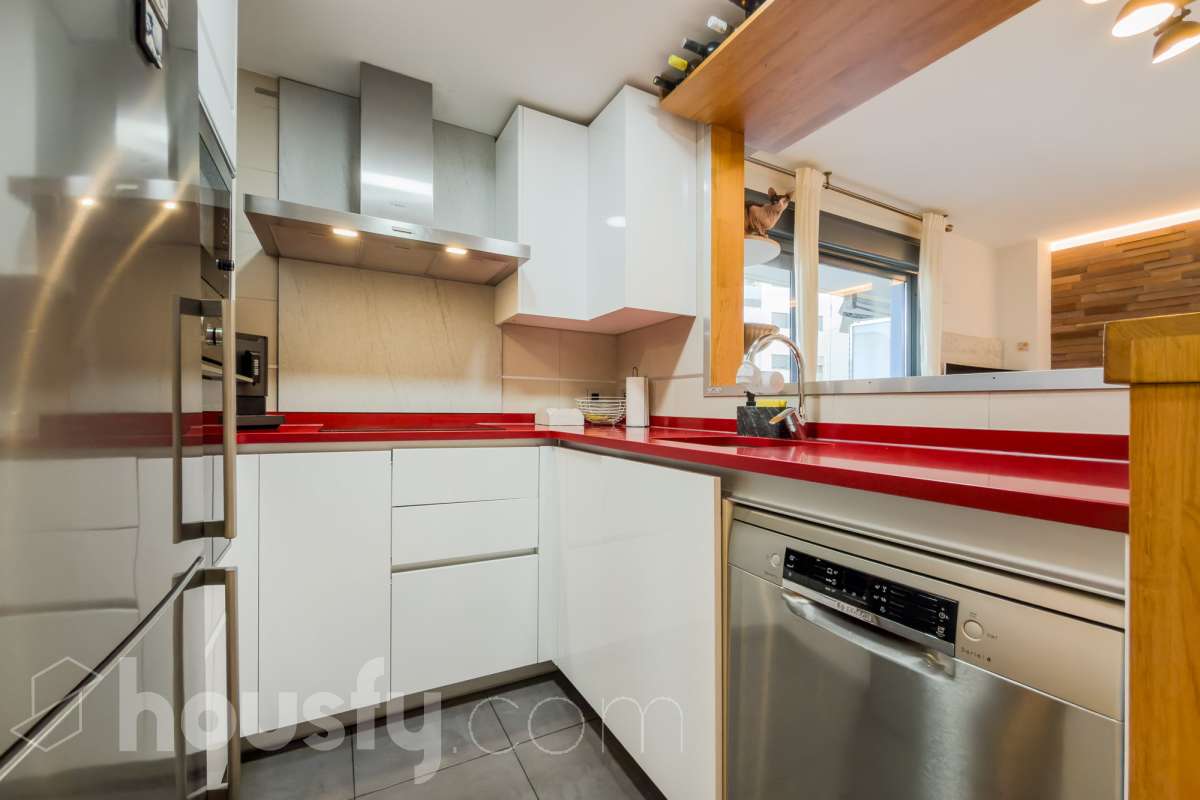 Housfy vende 🏡 amplio piso ubicado en Badalona, el cuál consta de 107m2 construidos (verificados con la Dirección General de Catastro). Construido en el año: 2016. Distribución de estancias -Salón-comedor -3 Dormitorios -2 Baños -Cocina equipada Características específicas -Ascensor -Aire acondicionado -Terraza -Plaza de garaje opcional. Zona y entorno Respecto a la ubicación, se sitúa en Badalona, municipio de Barcelona. Esta propiedad se encuentra cerca de transporte público, colegios, supermercados y farmacias. Aviso legal El precio de venta no incluye gastos de la compraventa como notaría, registro, impuestos, ni tampoco honorarios agencia. Esta publicación no es vinculante. Consulta siempre la nota simple con Housfy antes de formalizar la compraventa. Sobre nosotros Housfy es la plataforma integral de servicios inmobiliarios. Nuestra combinación de expertos y tecnología pone al alcance de todo el mundo servicios cómodos, claros y seguros. AICAT número: 7922. Nos encargamos de la gestión y asesoramiento de la compra. ¡Olvídate de todo! Hacemos los trámites por ti. Y, si además necesitas financiación, ponemos a tu disposición un bróker hipotecario para ayudarte a conseguir las mejores condiciones para tu perfil económico. ¿Quieres visitarla? Contacta con Housfy y agenda tu visita sin compromiso. Más información en: housfy.com En cumplimiento de la Ley 8/2026 en Cataluña, el certificado de presencia o ausencia de amianto se encuentra en proceso de tramitación.-8