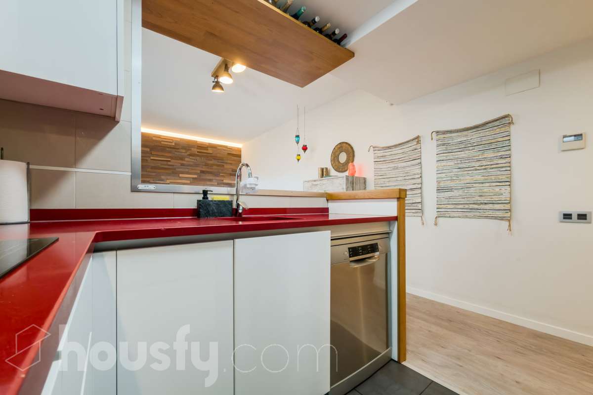 Housfy vende 🏡 amplio piso ubicado en Badalona, el cuál consta de 107m2 construidos (verificados con la Dirección General de Catastro). Construido en el año: 2016. Distribución de estancias -Salón-comedor -3 Dormitorios -2 Baños -Cocina equipada Características específicas -Ascensor -Aire acondicionado -Terraza -Plaza de garaje opcional. Zona y entorno Respecto a la ubicación, se sitúa en Badalona, municipio de Barcelona. Esta propiedad se encuentra cerca de transporte público, colegios, supermercados y farmacias. Aviso legal El precio de venta no incluye gastos de la compraventa como notaría, registro, impuestos, ni tampoco honorarios agencia. Esta publicación no es vinculante. Consulta siempre la nota simple con Housfy antes de formalizar la compraventa. Sobre nosotros Housfy es la plataforma integral de servicios inmobiliarios. Nuestra combinación de expertos y tecnología pone al alcance de todo el mundo servicios cómodos, claros y seguros. AICAT número: 7922. Nos encargamos de la gestión y asesoramiento de la compra. ¡Olvídate de todo! Hacemos los trámites por ti. Y, si además necesitas financiación, ponemos a tu disposición un bróker hipotecario para ayudarte a conseguir las mejores condiciones para tu perfil económico. ¿Quieres visitarla? Contacta con Housfy y agenda tu visita sin compromiso. Más información en: housfy.com En cumplimiento de la Ley 8/2026 en Cataluña, el certificado de presencia o ausencia de amianto se encuentra en proceso de tramitación.-7