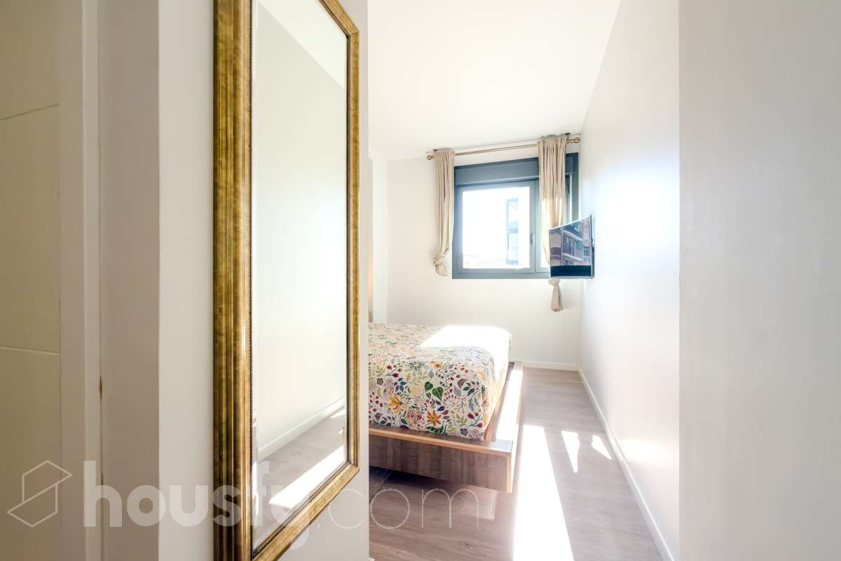 Housfy vende 🏡 amplio piso ubicado en Badalona, el cuál consta de 107m2 construidos (verificados con la Dirección General de Catastro). Construido en el año: 2016. Distribución de estancias -Salón-comedor -3 Dormitorios -2 Baños -Cocina equipada Características específicas -Ascensor -Aire acondicionado -Terraza -Plaza de garaje opcional. Zona y entorno Respecto a la ubicación, se sitúa en Badalona, municipio de Barcelona. Esta propiedad se encuentra cerca de transporte público, colegios, supermercados y farmacias. Aviso legal El precio de venta no incluye gastos de la compraventa como notaría, registro, impuestos, ni tampoco honorarios agencia. Esta publicación no es vinculante. Consulta siempre la nota simple con Housfy antes de formalizar la compraventa. Sobre nosotros Housfy es la plataforma integral de servicios inmobiliarios. Nuestra combinación de expertos y tecnología pone al alcance de todo el mundo servicios cómodos, claros y seguros. AICAT número: 7922. Nos encargamos de la gestión y asesoramiento de la compra. ¡Olvídate de todo! Hacemos los trámites por ti. Y, si además necesitas financiación, ponemos a tu disposición un bróker hipotecario para ayudarte a conseguir las mejores condiciones para tu perfil económico. ¿Quieres visitarla? Contacta con Housfy y agenda tu visita sin compromiso. Más información en: housfy.com En cumplimiento de la Ley 8/2026 en Cataluña, el certificado de presencia o ausencia de amianto se encuentra en proceso de tramitación.-22