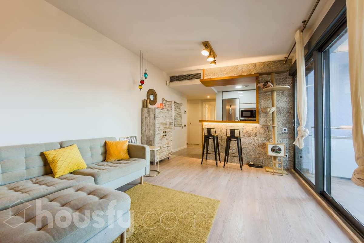 Housfy vende 🏡 amplio piso ubicado en Badalona, el cuál consta de 107m2 construidos (verificados con la Dirección General de Catastro). Construido en el año: 2016. Distribución de estancias -Salón-comedor -3 Dormitorios -2 Baños -Cocina equipada Características específicas -Ascensor -Aire acondicionado -Terraza -Plaza de garaje opcional. Zona y entorno Respecto a la ubicación, se sitúa en Badalona, municipio de Barcelona. Esta propiedad se encuentra cerca de transporte público, colegios, supermercados y farmacias. Aviso legal El precio de venta no incluye gastos de la compraventa como notaría, registro, impuestos, ni tampoco honorarios agencia. Esta publicación no es vinculante. Consulta siempre la nota simple con Housfy antes de formalizar la compraventa. Sobre nosotros Housfy es la plataforma integral de servicios inmobiliarios. Nuestra combinación de expertos y tecnología pone al alcance de todo el mundo servicios cómodos, claros y seguros. AICAT número: 7922. Nos encargamos de la gestión y asesoramiento de la compra. ¡Olvídate de todo! Hacemos los trámites por ti. Y, si además necesitas financiación, ponemos a tu disposición un bróker hipotecario para ayudarte a conseguir las mejores condiciones para tu perfil económico. ¿Quieres visitarla? Contacta con Housfy y agenda tu visita sin compromiso. Más información en: housfy.com En cumplimiento de la Ley 8/2026 en Cataluña, el certificado de presencia o ausencia de amianto se encuentra en proceso de tramitación.-4
