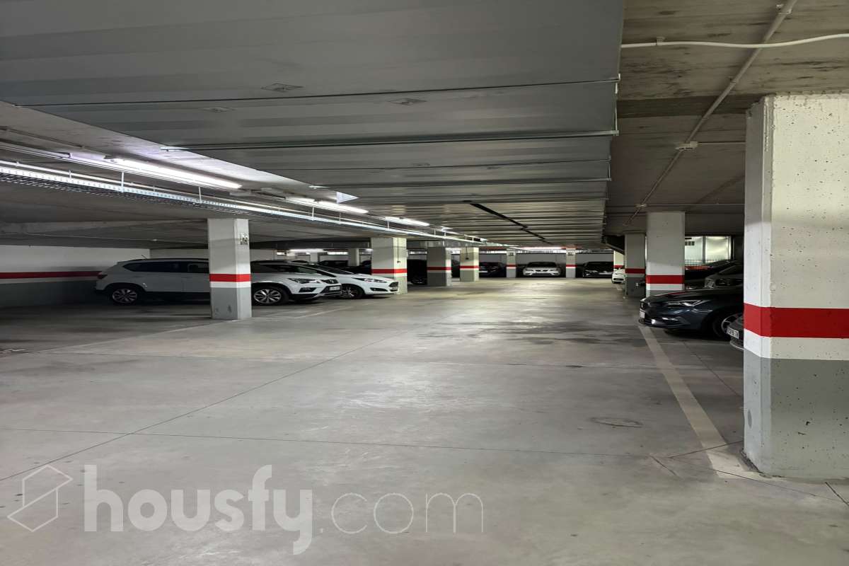 Housfy vende 🏡 amplio piso ubicado en Badalona, el cuál consta de 107m2 construidos (verificados con la Dirección General de Catastro). Construido en el año: 2016. Distribución de estancias -Salón-comedor -3 Dormitorios -2 Baños -Cocina equipada Características específicas -Ascensor -Aire acondicionado -Terraza -Plaza de garaje opcional. Zona y entorno Respecto a la ubicación, se sitúa en Badalona, municipio de Barcelona. Esta propiedad se encuentra cerca de transporte público, colegios, supermercados y farmacias. Aviso legal El precio de venta no incluye gastos de la compraventa como notaría, registro, impuestos, ni tampoco honorarios agencia. Esta publicación no es vinculante. Consulta siempre la nota simple con Housfy antes de formalizar la compraventa. Sobre nosotros Housfy es la plataforma integral de servicios inmobiliarios. Nuestra combinación de expertos y tecnología pone al alcance de todo el mundo servicios cómodos, claros y seguros. AICAT número: 7922. Nos encargamos de la gestión y asesoramiento de la compra. ¡Olvídate de todo! Hacemos los trámites por ti. Y, si además necesitas financiación, ponemos a tu disposición un bróker hipotecario para ayudarte a conseguir las mejores condiciones para tu perfil económico. ¿Quieres visitarla? Contacta con Housfy y agenda tu visita sin compromiso. Más información en: housfy.com En cumplimiento de la Ley 8/2026 en Cataluña, el certificado de presencia o ausencia de amianto se encuentra en proceso de tramitación.-34