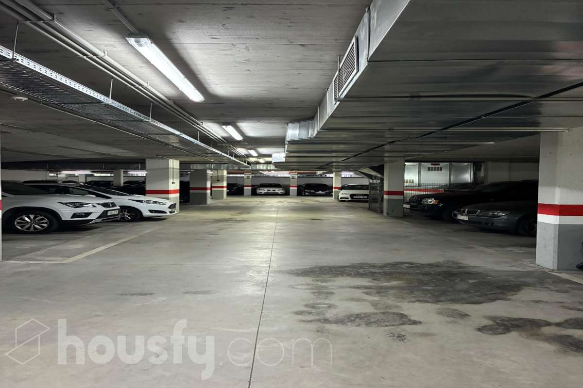 Housfy vende 🏡 amplio piso ubicado en Badalona, el cuál consta de 107m2 construidos (verificados con la Dirección General de Catastro). Construido en el año: 2016. Distribución de estancias -Salón-comedor -3 Dormitorios -2 Baños -Cocina equipada Características específicas -Ascensor -Aire acondicionado -Terraza -Plaza de garaje opcional. Zona y entorno Respecto a la ubicación, se sitúa en Badalona, municipio de Barcelona. Esta propiedad se encuentra cerca de transporte público, colegios, supermercados y farmacias. Aviso legal El precio de venta no incluye gastos de la compraventa como notaría, registro, impuestos, ni tampoco honorarios agencia. Esta publicación no es vinculante. Consulta siempre la nota simple con Housfy antes de formalizar la compraventa. Sobre nosotros Housfy es la plataforma integral de servicios inmobiliarios. Nuestra combinación de expertos y tecnología pone al alcance de todo el mundo servicios cómodos, claros y seguros. AICAT número: 7922. Nos encargamos de la gestión y asesoramiento de la compra. ¡Olvídate de todo! Hacemos los trámites por ti. Y, si además necesitas financiación, ponemos a tu disposición un bróker hipotecario para ayudarte a conseguir las mejores condiciones para tu perfil económico. ¿Quieres visitarla? Contacta con Housfy y agenda tu visita sin compromiso. Más información en: housfy.com En cumplimiento de la Ley 8/2026 en Cataluña, el certificado de presencia o ausencia de amianto se encuentra en proceso de tramitación.-32