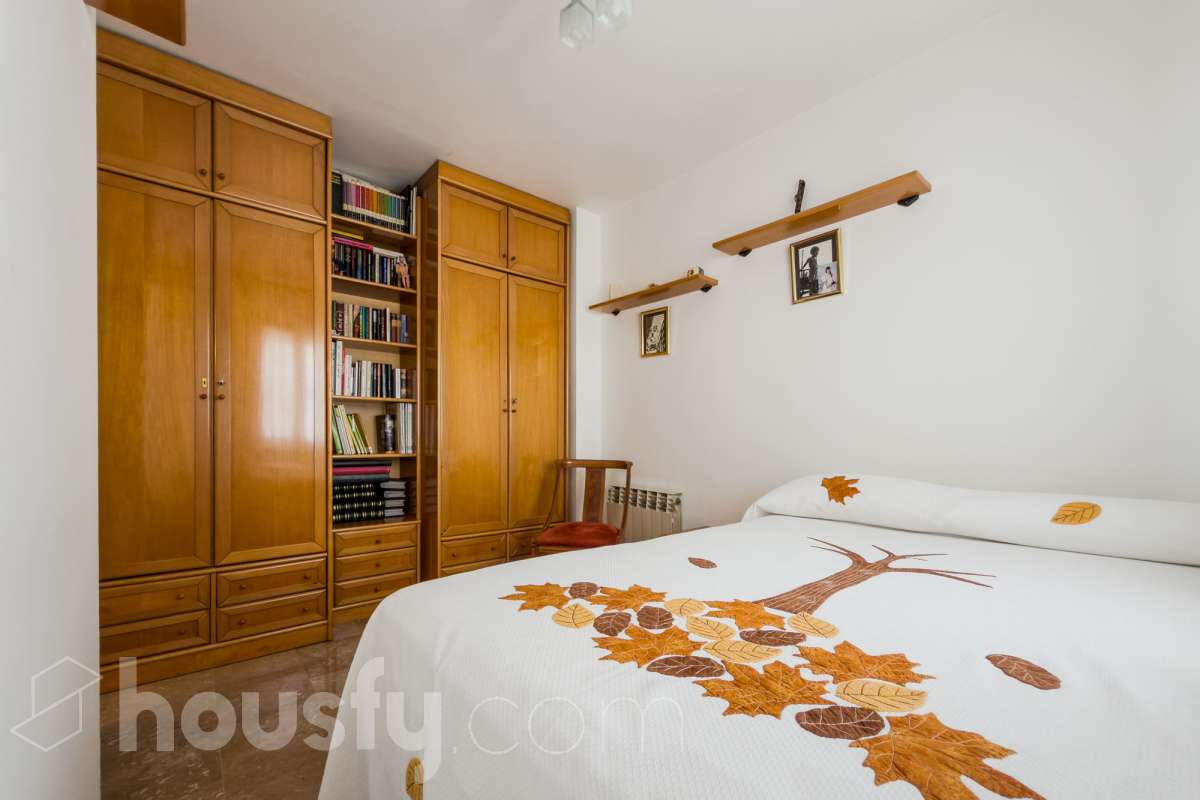 Housfy vende 🏡 fabulosa casa ubicado en Santa Coloma de Gramenet, el cuál consta de 155m2 útiles (verificados con la Dirección General de Catastro). Construido en el año: 1989. Distribución de estancias -Salón-comedor -4 Dormitorios -2 Baños -Cocina equipada Características específicas -Plaza de garaje -Aire acondicionado -Trastero -Amueblado -Calefacción -Domótica -Balcón -Terraza -Jardín privado Zona y entorno Respecto a la ubicación, se sitúa en Santa Coloma de Gramenet, municipio de Barcelona. Esta propiedad se encuentra cerca de transporte público, colegios, supermercados y farmacias. Aviso legal El precio de venta no incluye gastos de la compraventa como notaría, registro, impuestos, ni tampoco honorarios agencia. Esta publicación no es vinculante. Consulta siempre la nota simple con Housfy antes de formalizar la compraventa. Sobre nosotros Housfy es la plataforma integral de servicios inmobiliarios. Nuestra combinación de expertos y tecnología pone al alcance de todo el mundo servicios cómodos, claros y seguros. AICAT número: 7922. Nos encargamos de la gestión y asesoramiento de la compra. ¡Olvídate de todo! Hacemos los trámites por ti. Y, si además necesitas financiación, ponemos a tu disposición un bróker hipotecario para ayudarte a conseguir las mejores condiciones para tu perfil económico. ¿Quieres visitarla? Contacta con Housfy y agenda tu visita sin compromiso. Más información en: housfy.com En cumplimiento de la Ley 8/2026 en Cataluña, el certificado de presencia o ausencia de amianto se encuentra en proceso de tramitación.-7